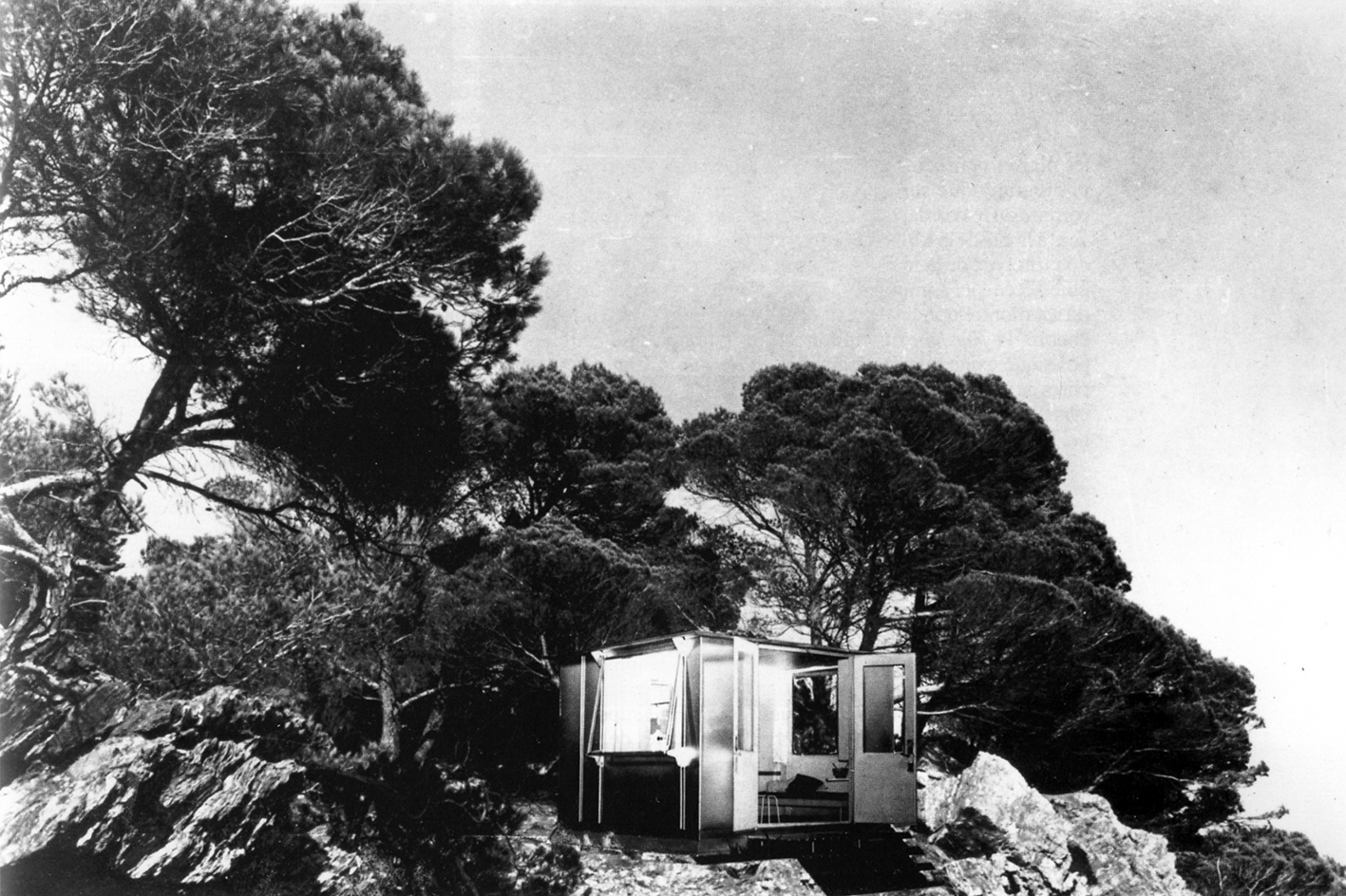 Maison de week-end BLPS en acier (E. Beaudouin et M. Lods, arch., Ateliers Jean Prouvé, concepteur, Les Forges de Strasbourg, constructeur), prototype 1937-1938.
