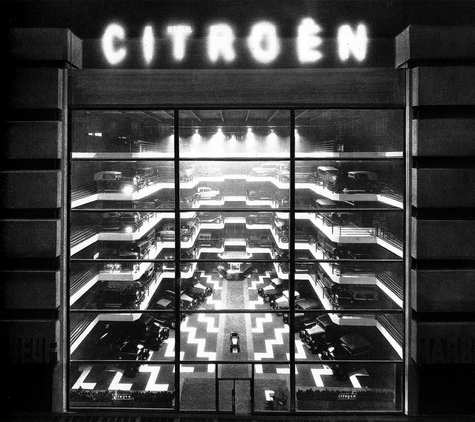 Garage Citroën, rue Marbeuf, Paris, 1929 (A. Laprade et L. Bazin, arch.). Façade vitrée par Jean Prouvé.