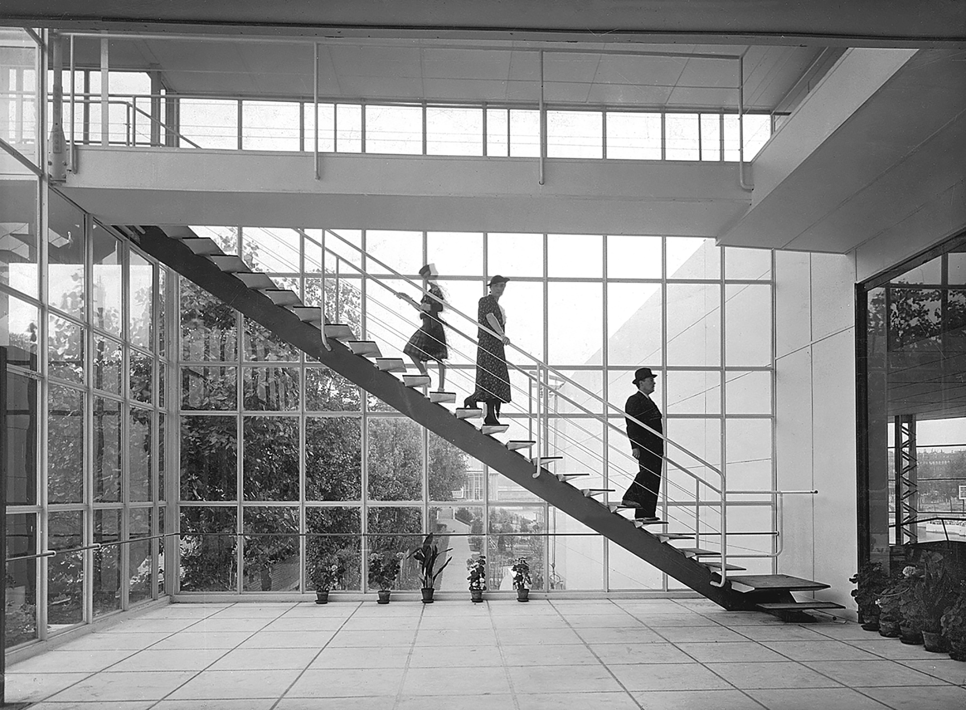 Pavillon de l’UAM (Pingusson, Jourdain et Louis, arch.), Exposition internationale des arts et techniques appliqués à la vie moderne, Paris, 1937. Escalier central par les Ateliers Jean Prouvé.