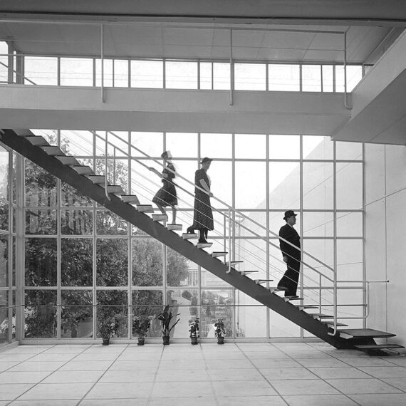 Pavillon de l’UAM (Pingusson, Jourdain et Louis, arch.), Exposition internationale des arts et techniques appliqués à la vie moderne, Paris, 1937. Escalier central par les Ateliers Jean Prouvé.