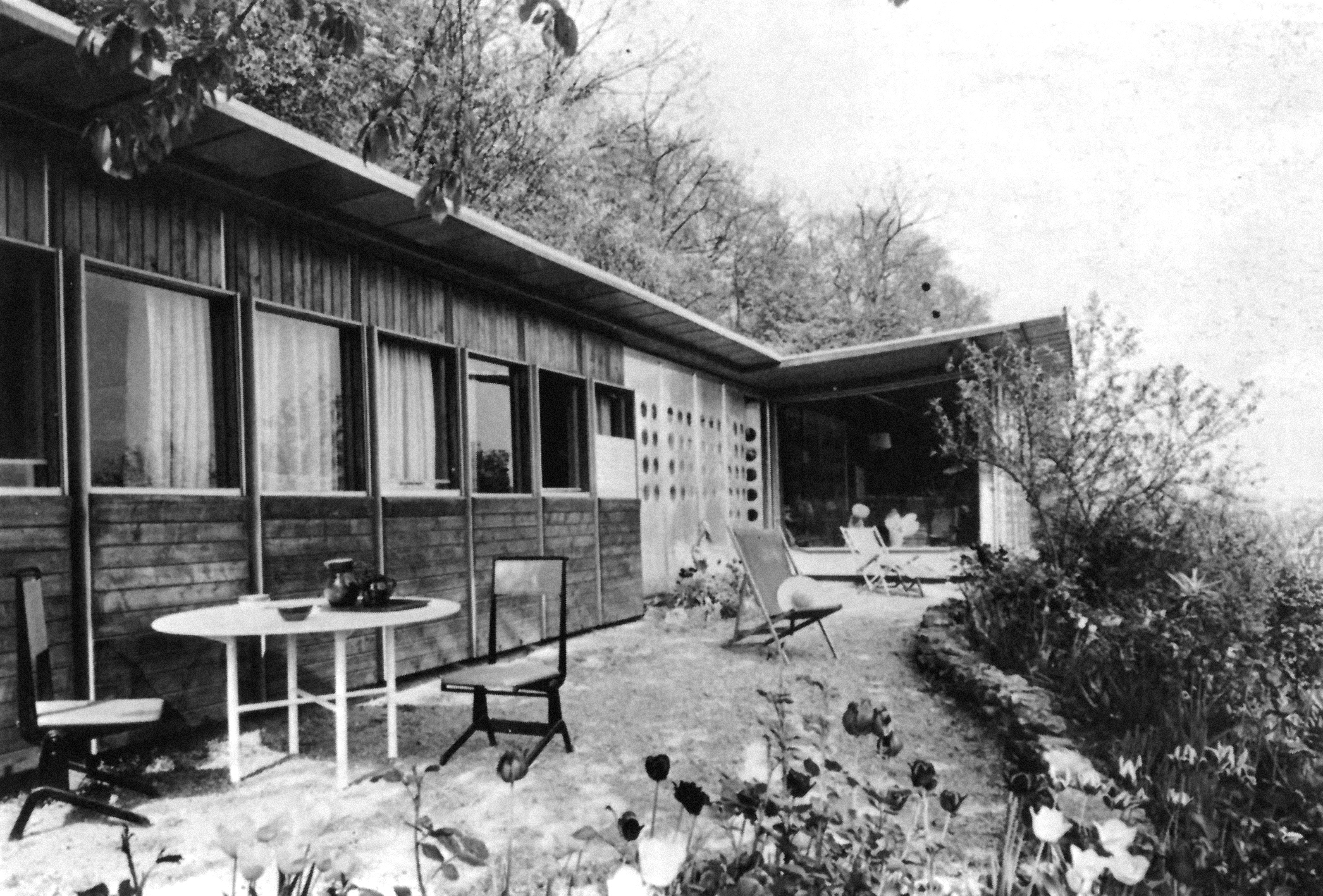 La maison Jean Prouvé. Sur la terrasse, une chaise pliante de Jean Prouvé, 1930 Le Haut-du-Lièvre, Nancy, 1962.