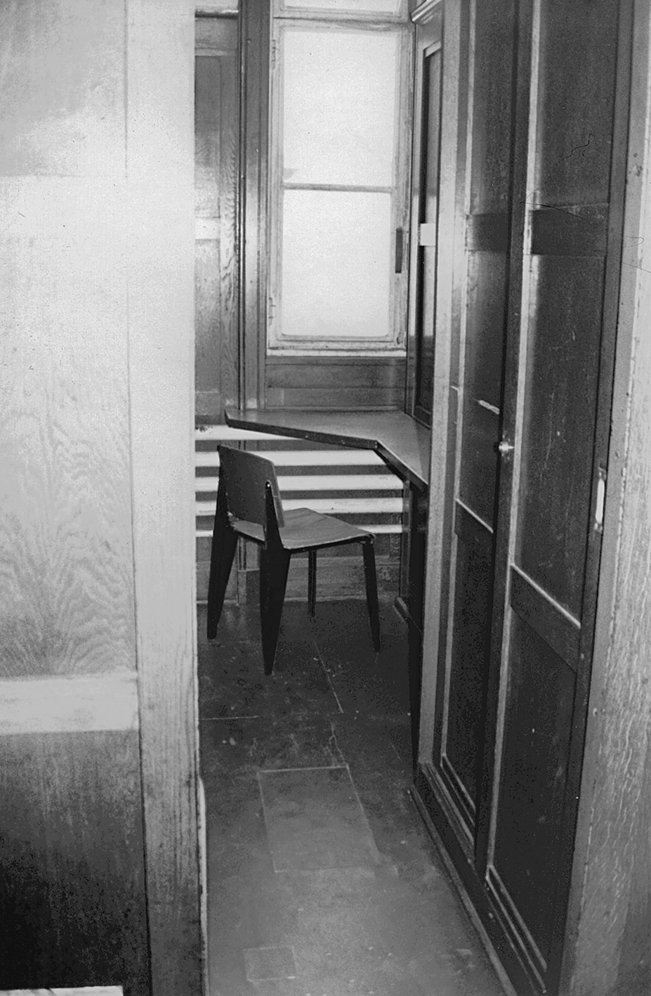 Internat du lycée Fabert, Metz (R. Parisot et P. Millochau, arch., 1936). Une chambre avec console de travail en angle et chaise n° 4.