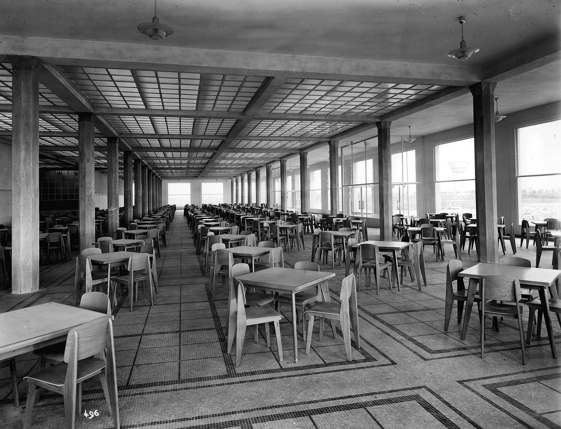 Centre d’études nucléaires du Commissariat à l’énergie atomique, Saclay (A. et G. Perret, arch., 1948-1953). Le réfectoire équipé avec un ensemble de chaises Tout Bois.