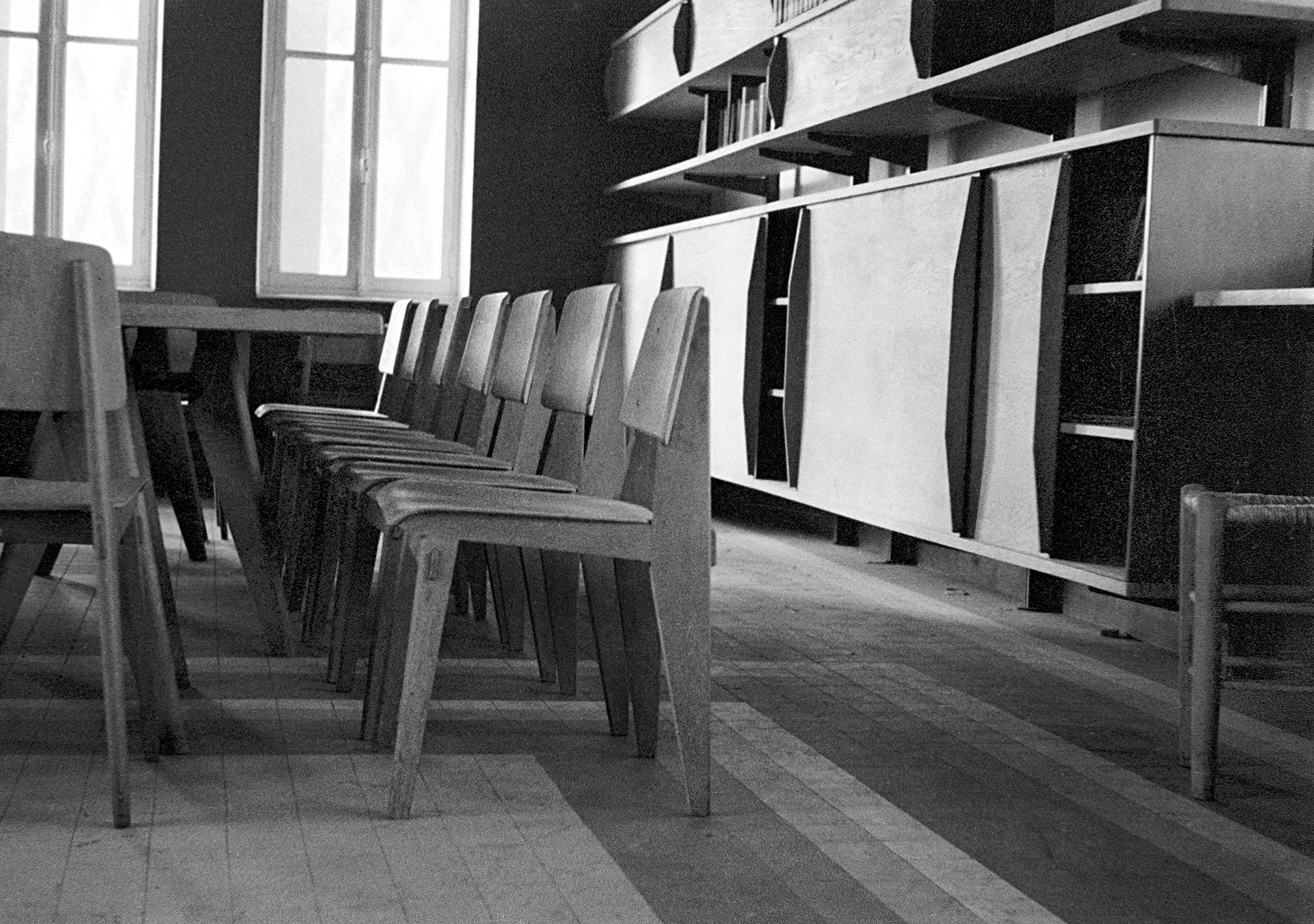 Foyer du personnel de l’imprimerie Berger-Levrault, Nancy, c. 1942. Ensemble de chaises Tout Bois et meubles de rangement suspendus sur crémaillères.