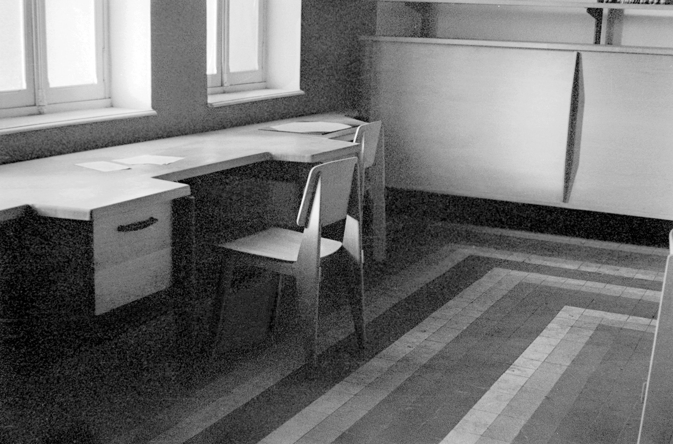 Foyer du personnel de l’imprimerie Berger-Levrault, Nancy, c. 1942. Détail d’une console de travail, modèle spécial avec tiroir, et chaise Tout Bois