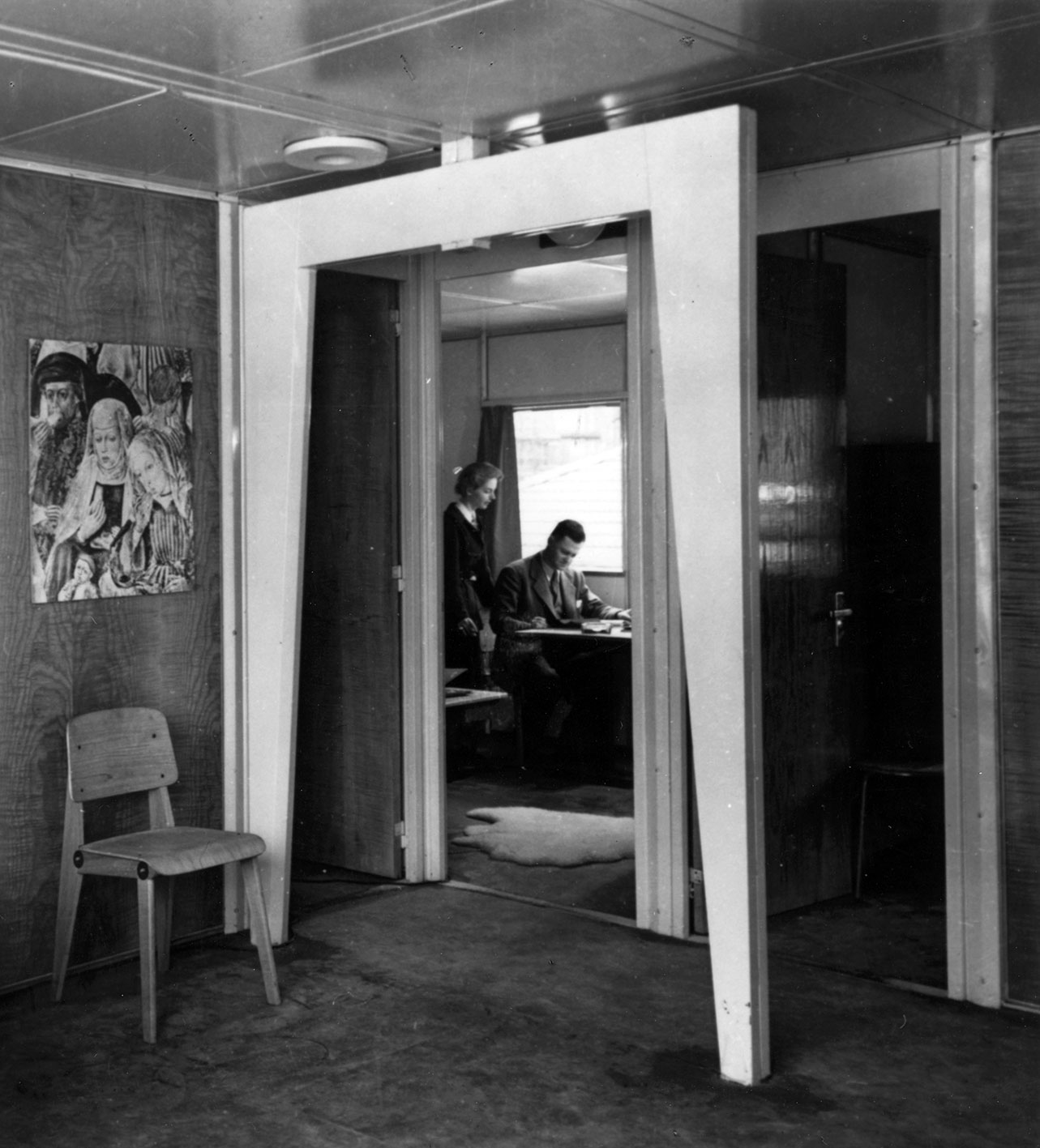 Prototype de maison Métropole monté à l’exposition de l’Habitation, Salon des arts ménagers, Paris, 1950 (H. Prouvé, arch.). Vue intérieure avec une chaise bois démontable n° 301.