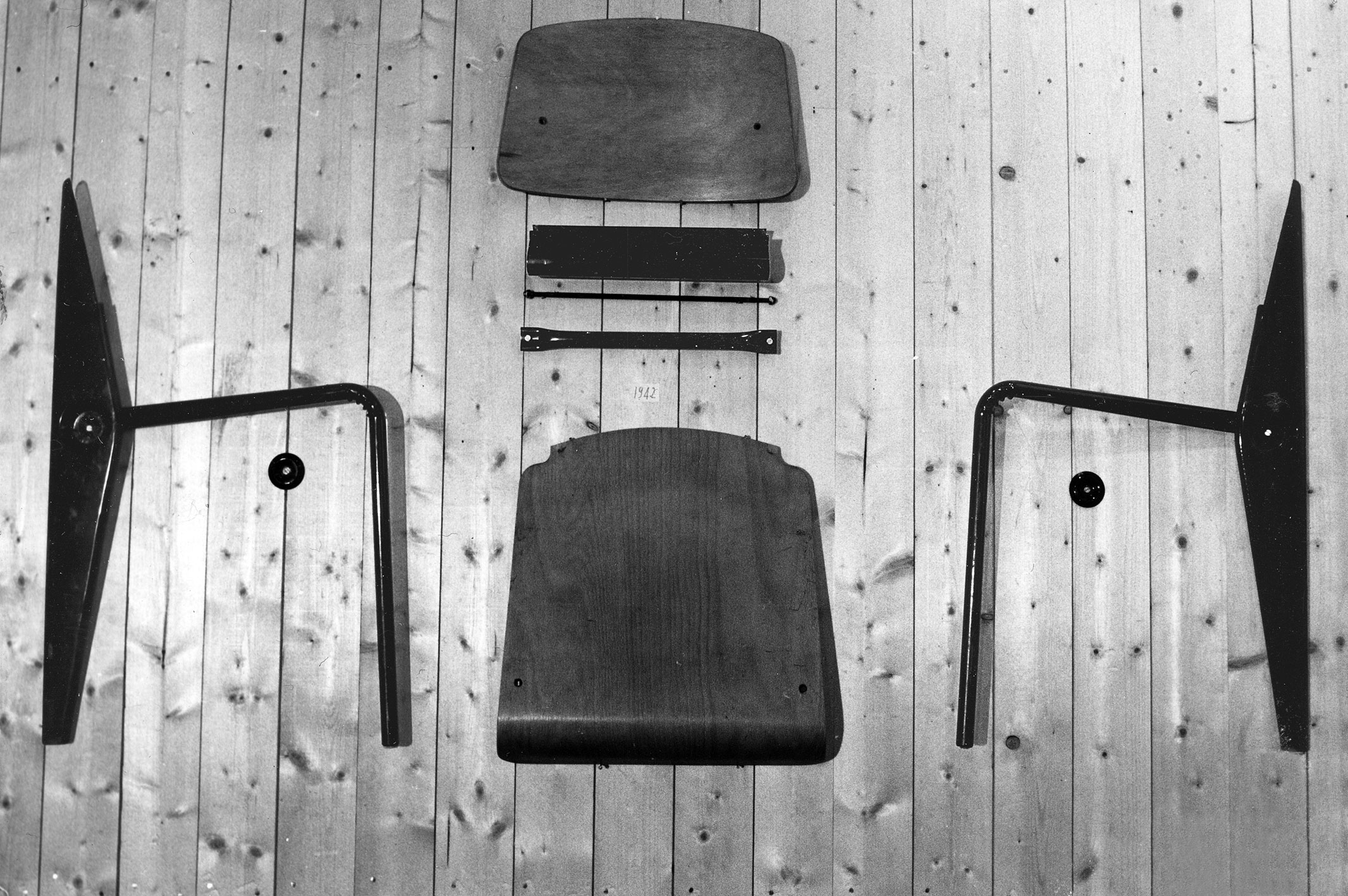 Chaise Cafétéria n° 300, 1950, présentation des composants aux Ateliers Jean Prouvé.