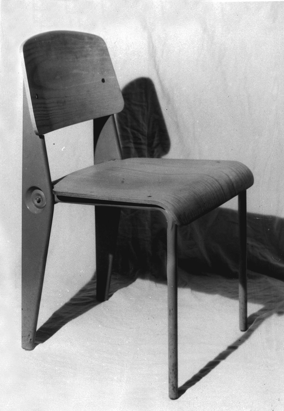 Chaise Cafétéria n° 300. Vue à l’atelier, 1950.
