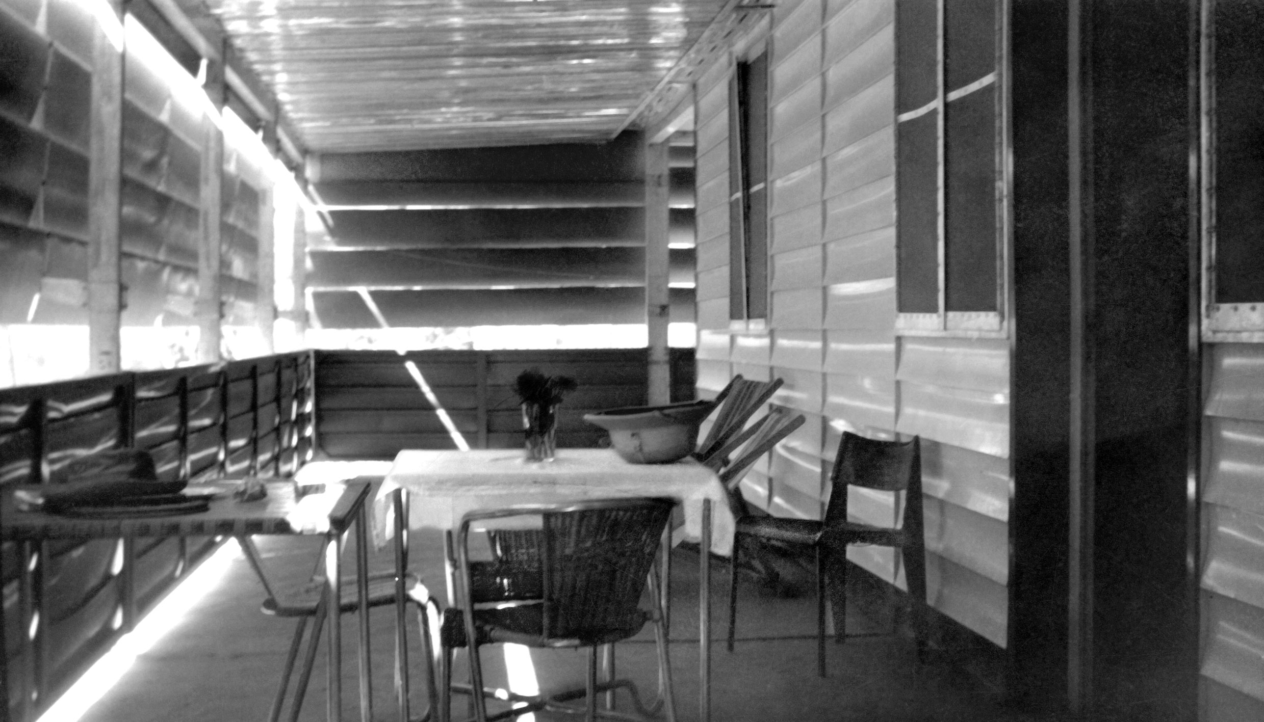 Maison préfabriquée de la société OPEC, Niamey. Galerie extérieure équipée de brise-soleil des Ateliers Jean Prouvé et d’une chaise Cafétéria n° 300, variante Tropique pour l’outre-mer, s. d.