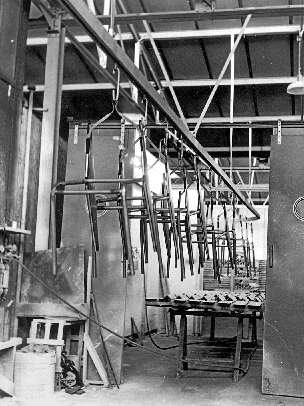 Ateliers Jean Prouvé, Maxéville. Châssis de chaises Métropole n° 305 préparés pour la peinture, c. 1952.