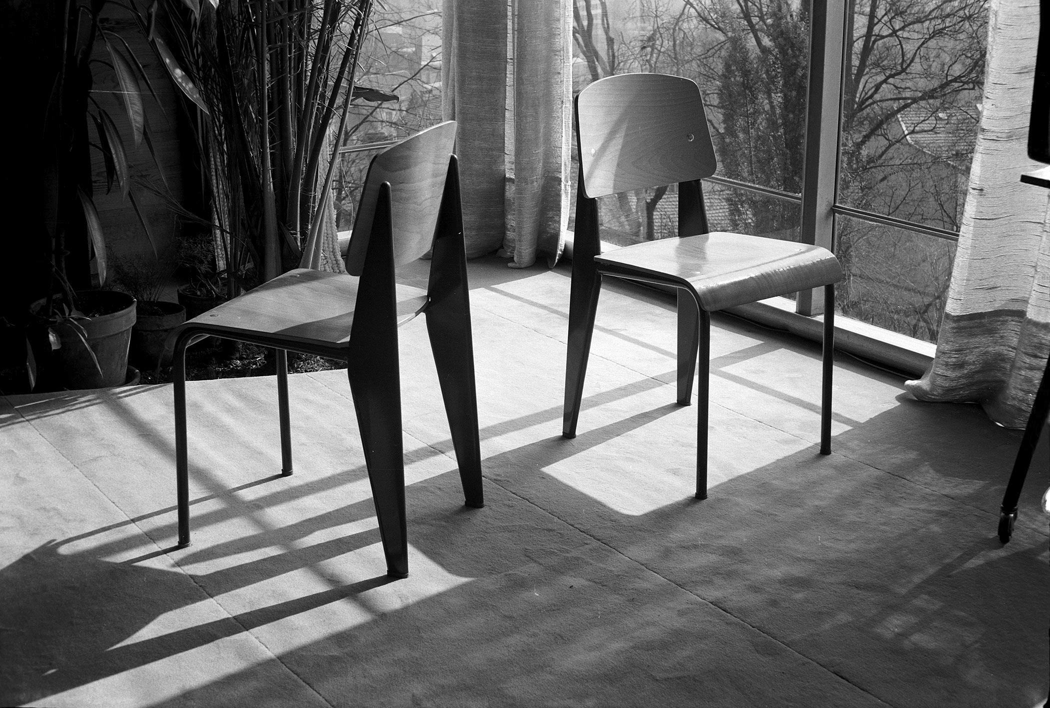 Métropole no. 305 chair, 1950. Jean Prouvé’s house, Nancy, ca. 1954.