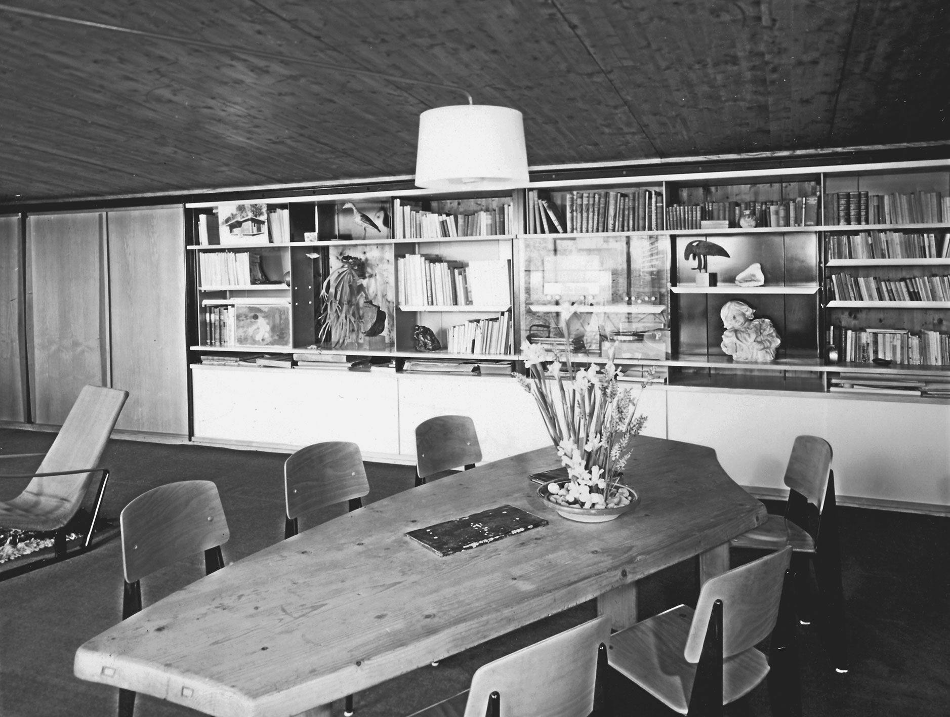 Maison de Jean Prouvé à Nancy, 1954, le coin repas meublé de chaises Métropole n° 305. « Ces chaises constituent comme une sorte de spectacle autour d’une table », Jean Prouvé.