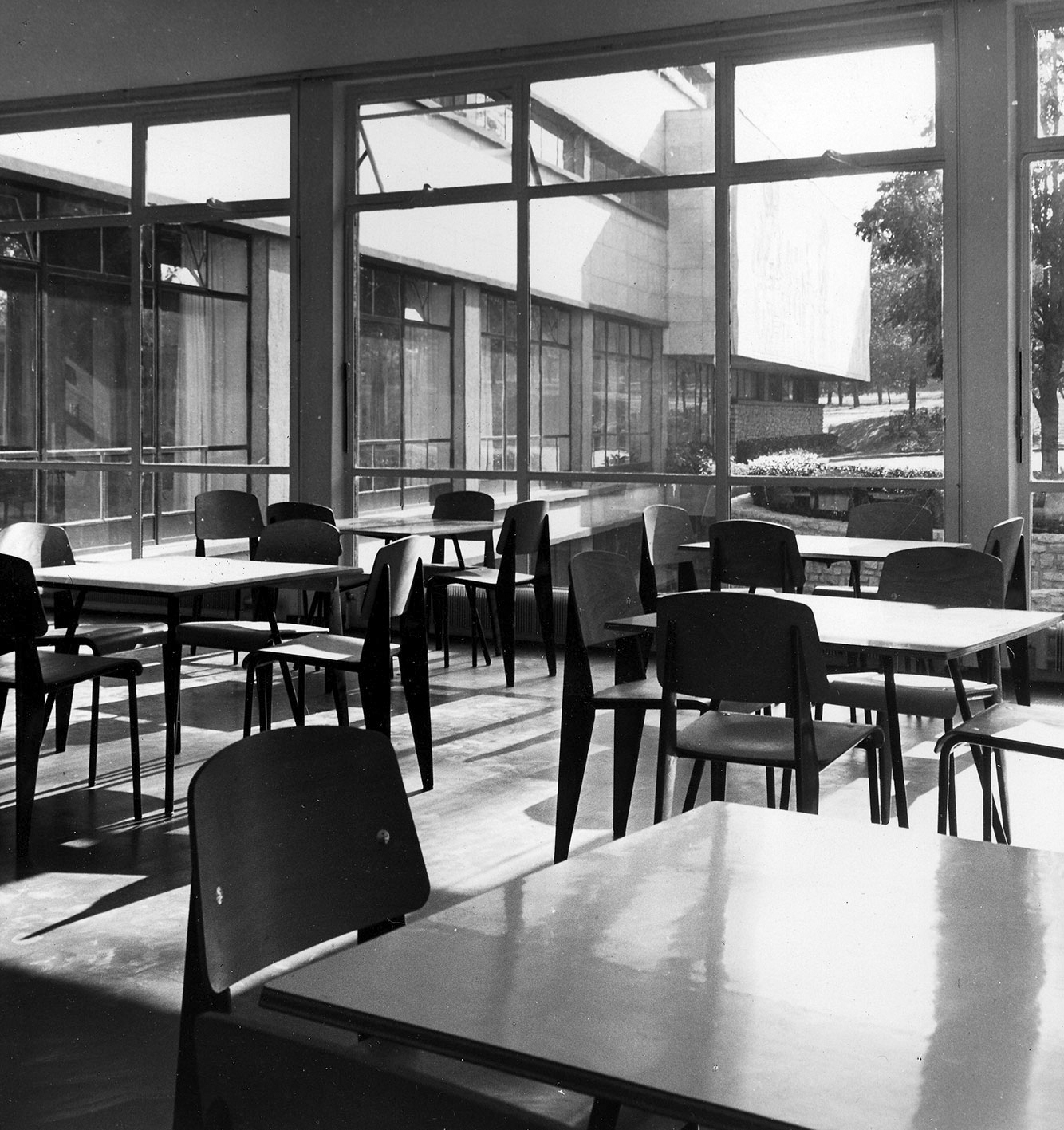 Cité Internationale Universitaire, Maison du Mexique, Paris (architect J.-L. Medellin, 1953). Cafeteria equipped by Charlotte Perriand, with tables type 510 (design: Ch. Perriand) and Métropole no. 305 chairs from Ateliers Jean Prouvé.