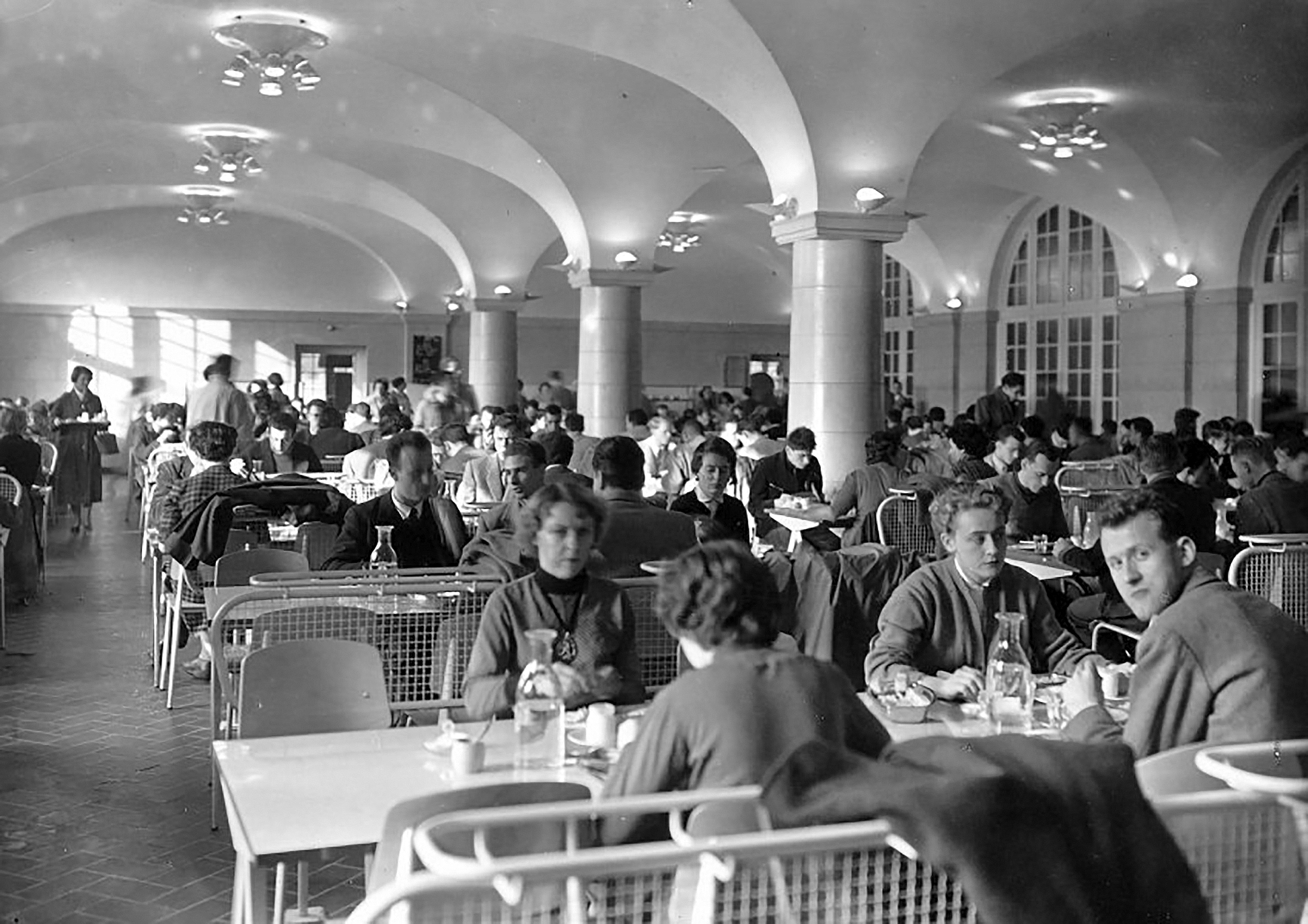 Cité internationale universitaire, Paris (A. Laprade, J. Vernon, B. Philippe, arch., 1951). Restaurant meublé avec des tables Cafétéria n° 512 et des chaises Métropole n° 305, c. 1953.