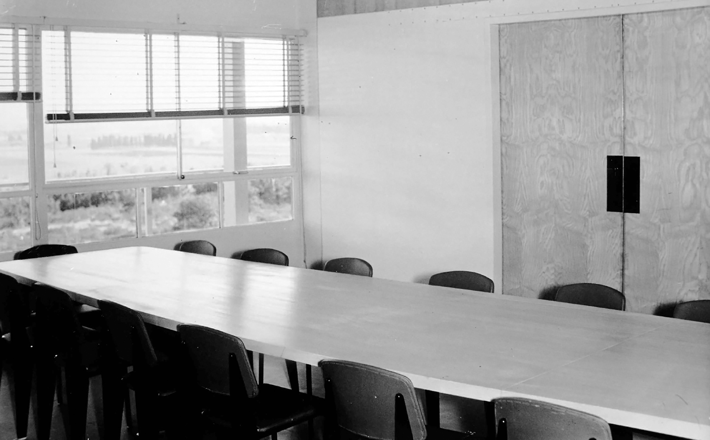 Commissariat à l’énergie atomique, centre de Marcoule, Bagnols-sur-Cèze. La salle de réunion équipée de chaises Métropole n° 306, c. 1955.