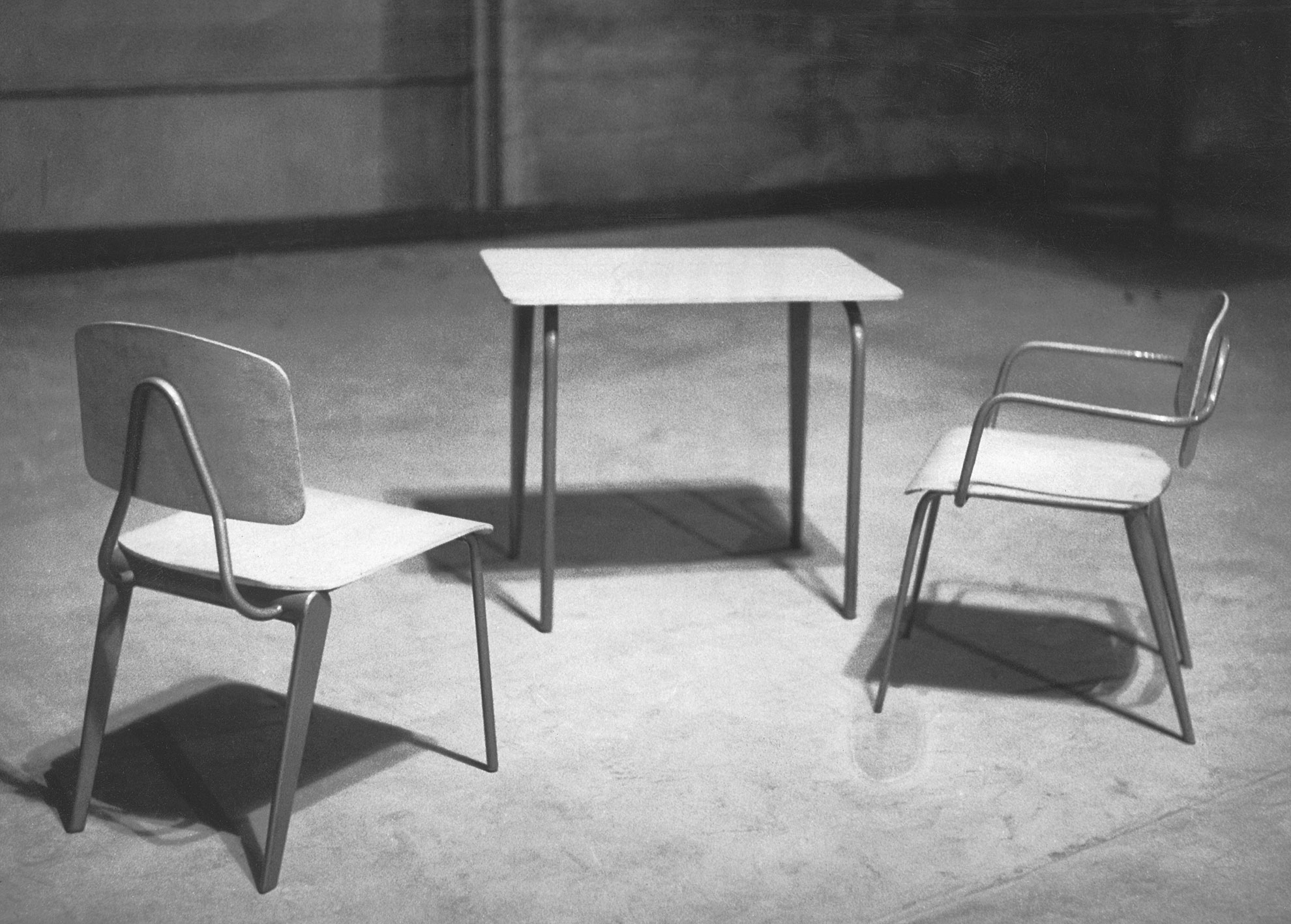 Ensemble Maternelle, 1951 : table n° 804, chaises n° 805 et variante avec accoudoirs. Prototypes en aluminium. Vue à l’atelier, c. 1953.