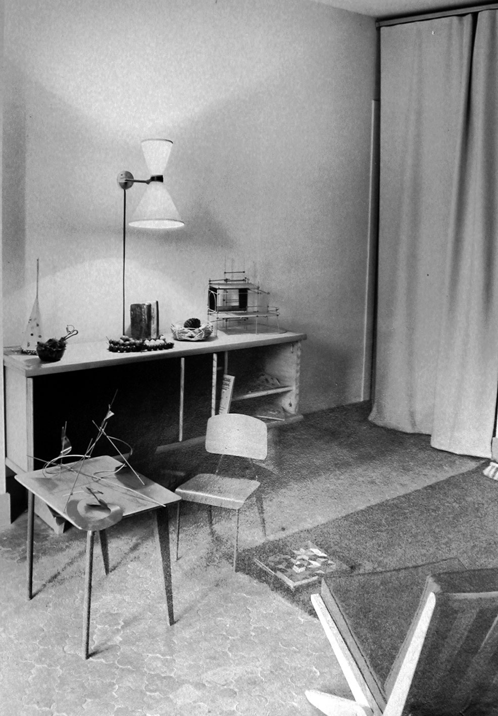 Prototype apartment for the building La Frontale, Toulon (architect J. de Mailly, Ch. Perriand, interior fitting, 1950–1955). Child’s bedroom with the Ensemble Maternelle. Life-scale presented at the Salon des Arts Ménagers, Paris, 1951.