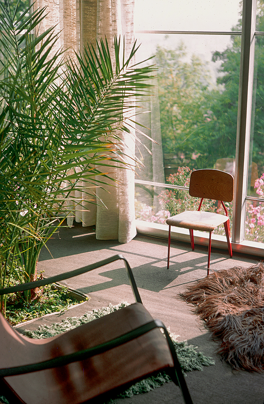 The Jean Prouvé house. The living-room area furnished with a Cité armchair and a Maternelle chair no. 805, Le Haut-du-Lièvre, Nancy, ca. 1962.
