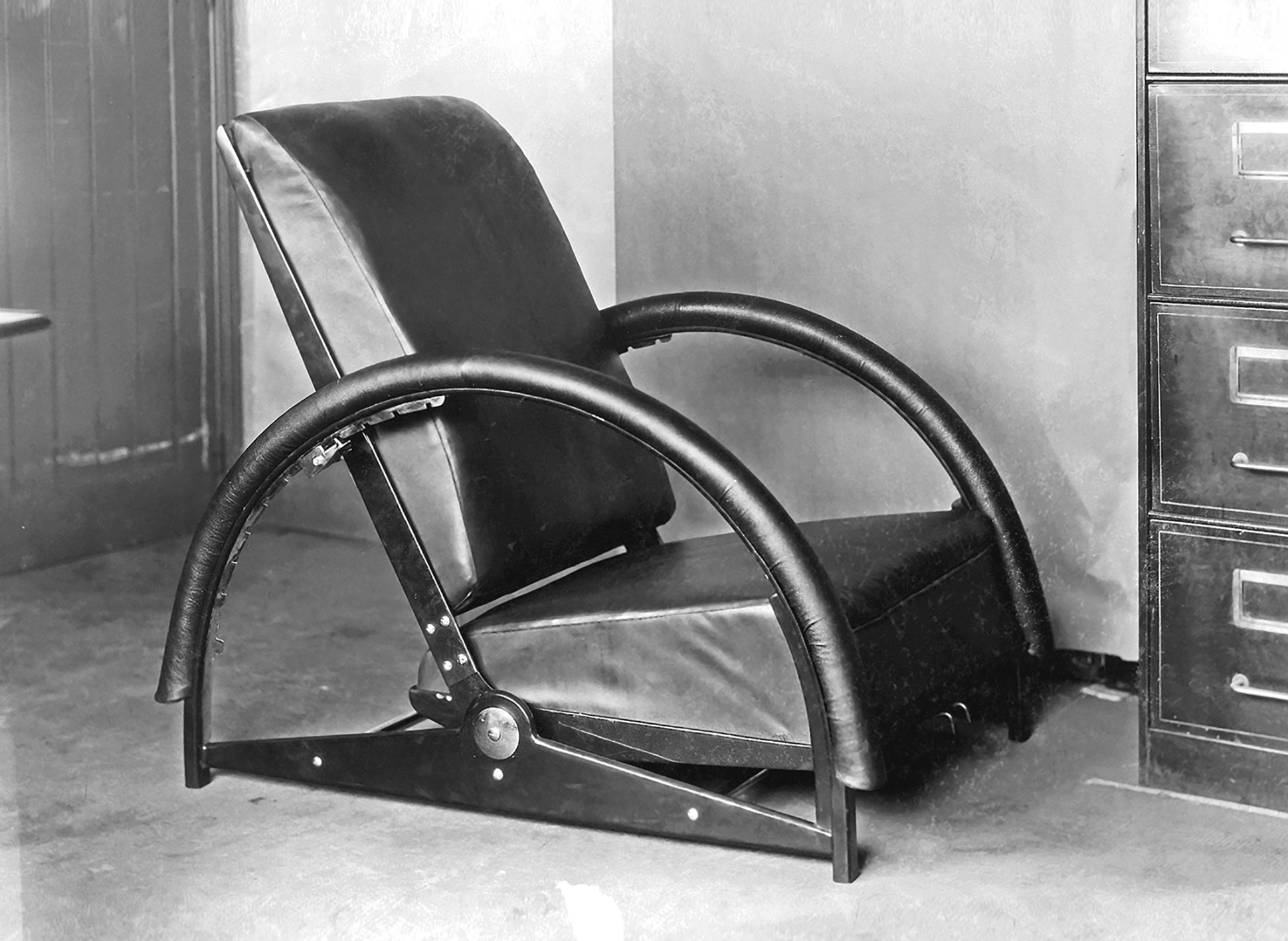 Articulated armchair, 1929. Bent steel and leather. Commission Louis Wittmann.