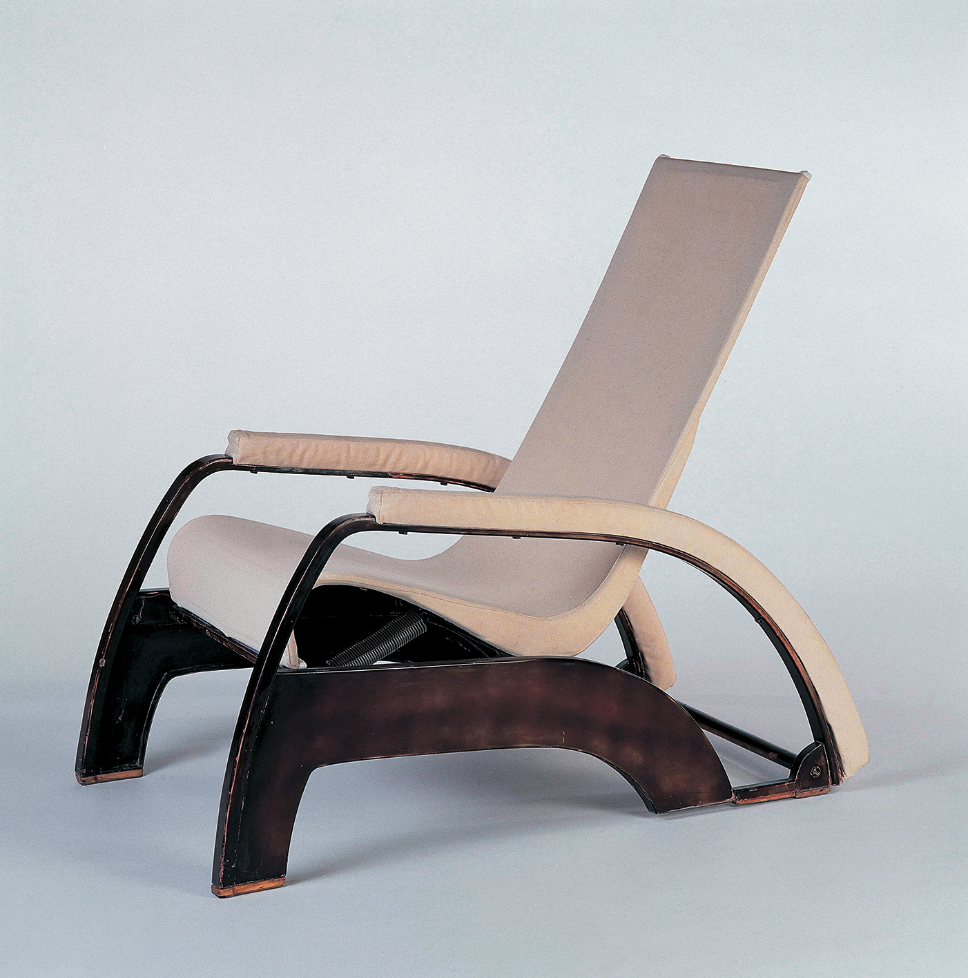 Grand Repos armchair, 1930. Sheet steel, steel threads and stretched canvas.