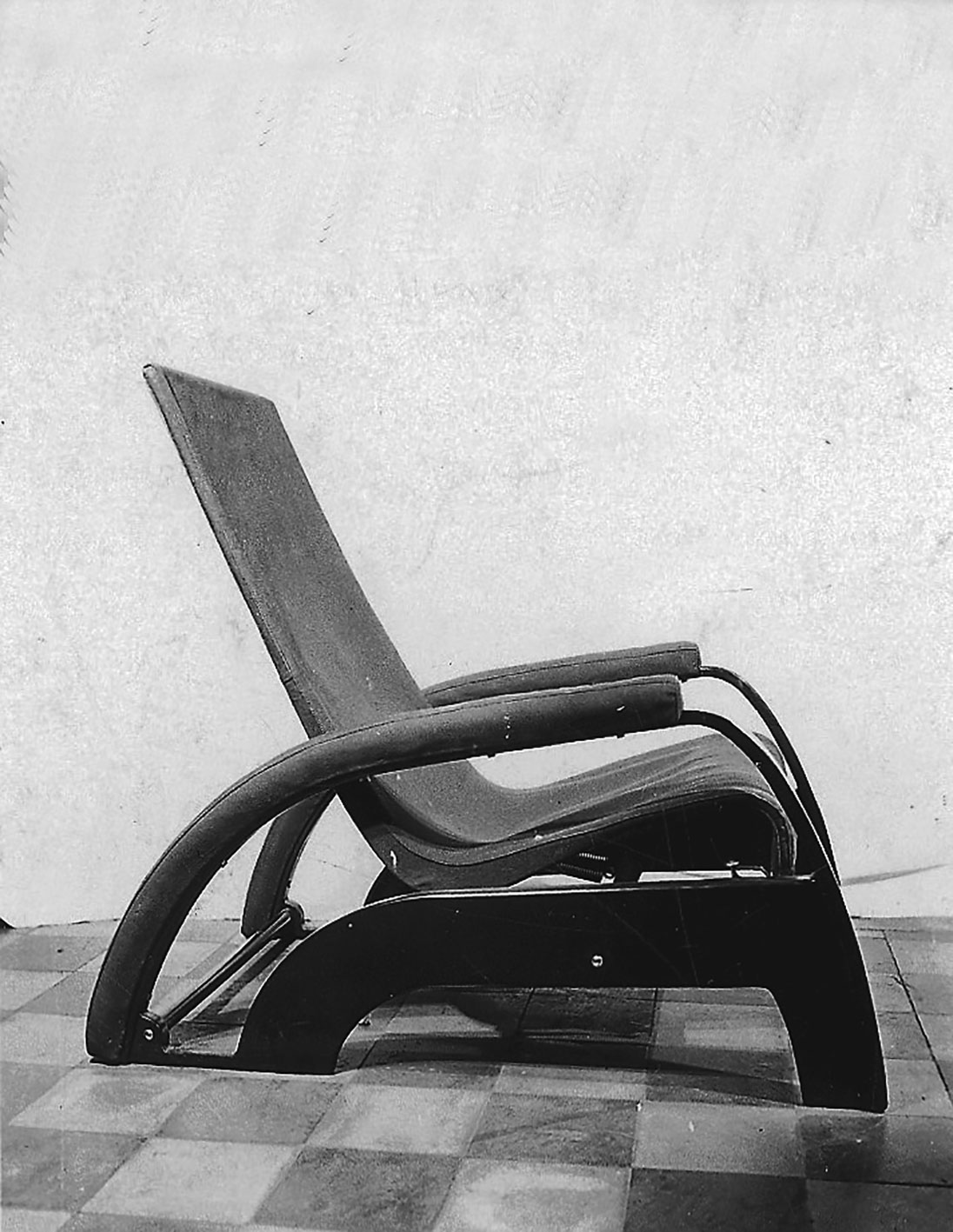 Grand Repos reclining armchair, 1930. Demonstration of the various positions of the sliding seat on its guide rails. Prototype in the workshop, ca. 1932.