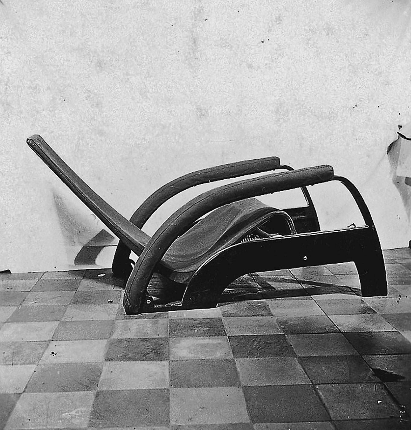 02-02-03-gd repos-04Grand Repos reclining armchair, 1930. Demonstration of the various positions of the sliding seat on its guide rails. Prototype in the workshop, ca. 1932.