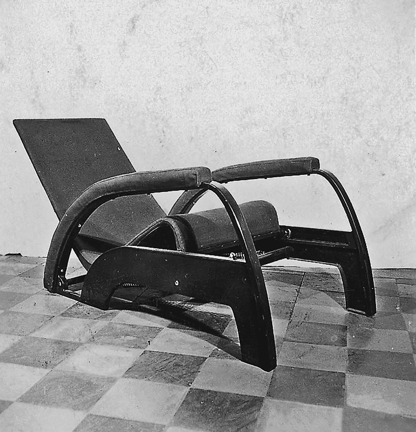 Fauteuil Grand Repos à siège inclinable, 1930. Démonstration des positions du siège coulissant dans les rails de guidage. Prototype à l’atelier, c. 1932.