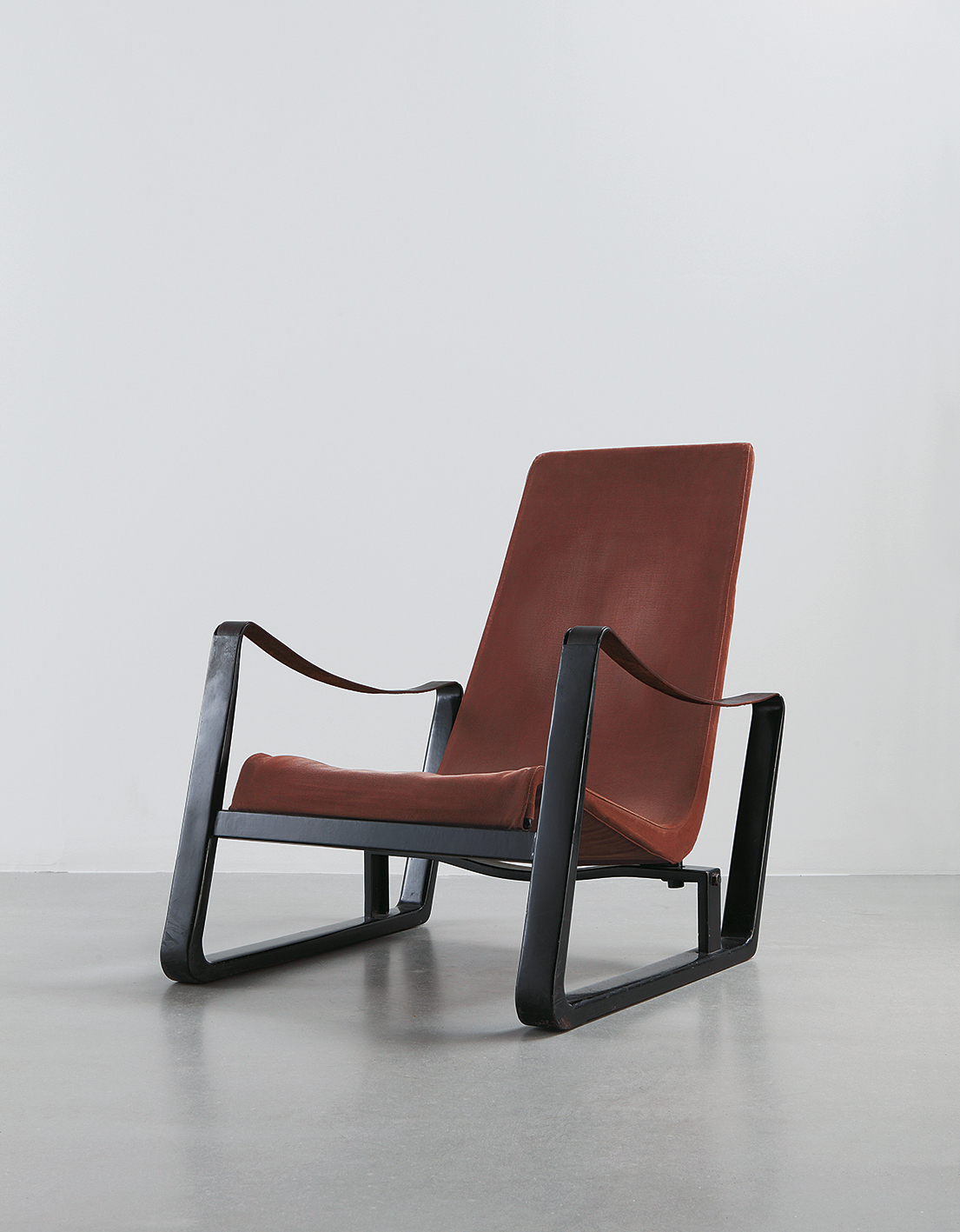 Cité armchair, variant with leather armrest straps that pass through closed vertical ducts, ca. 1933.