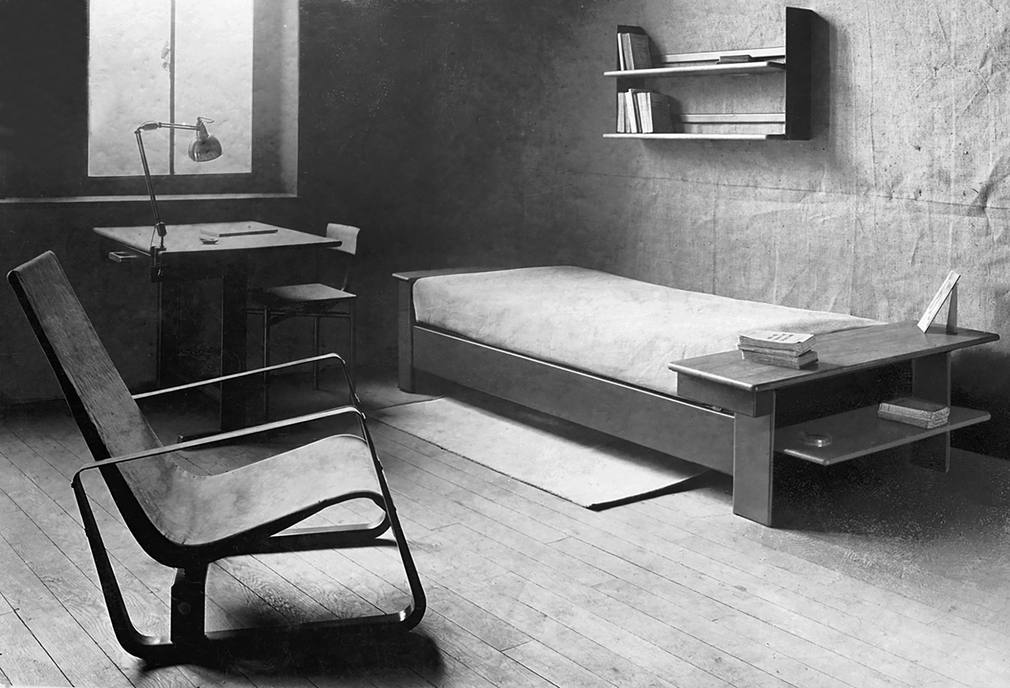 Chambre prototype présentée au concours pour l’ameublement de la cité universitaire de Nancy, c. 1930 : fauteuil, lit, étagère, table et chaise Cité.