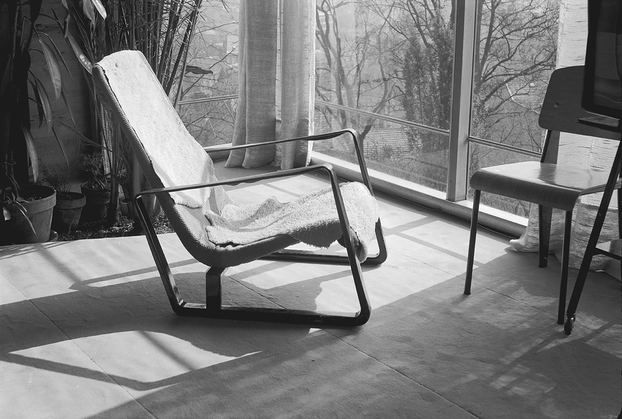 Fauteuil Cité et chaise Métropole n° 305. Maison de Jean Prouvé à Nancy, c. 1954.