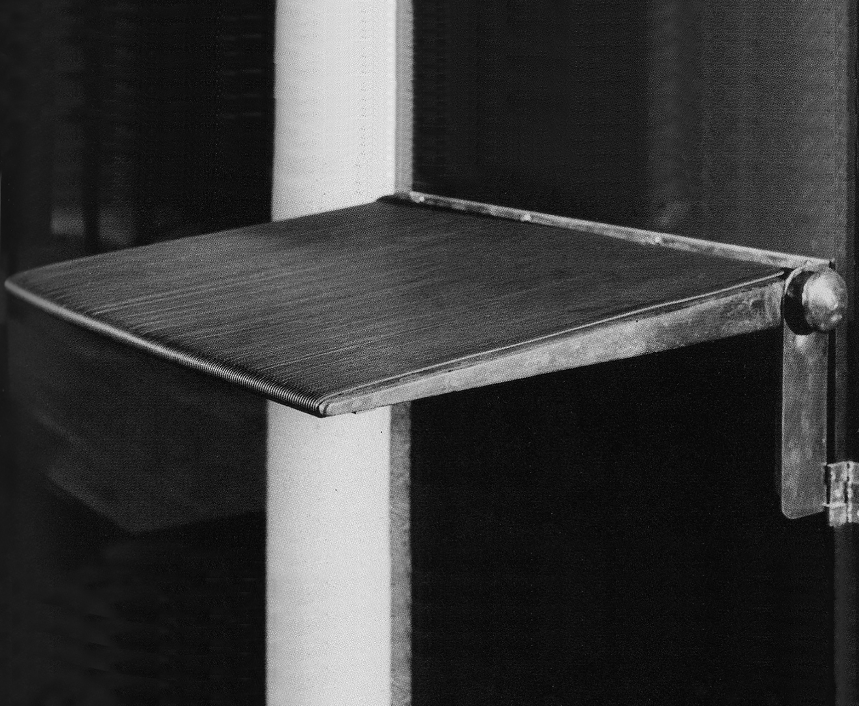 Small pivoting table, 1929. Steel sheet and steel tube, rubber. Commission Louis Wittmann. Coll. Stuhlmuseum, Burg Beverungen.