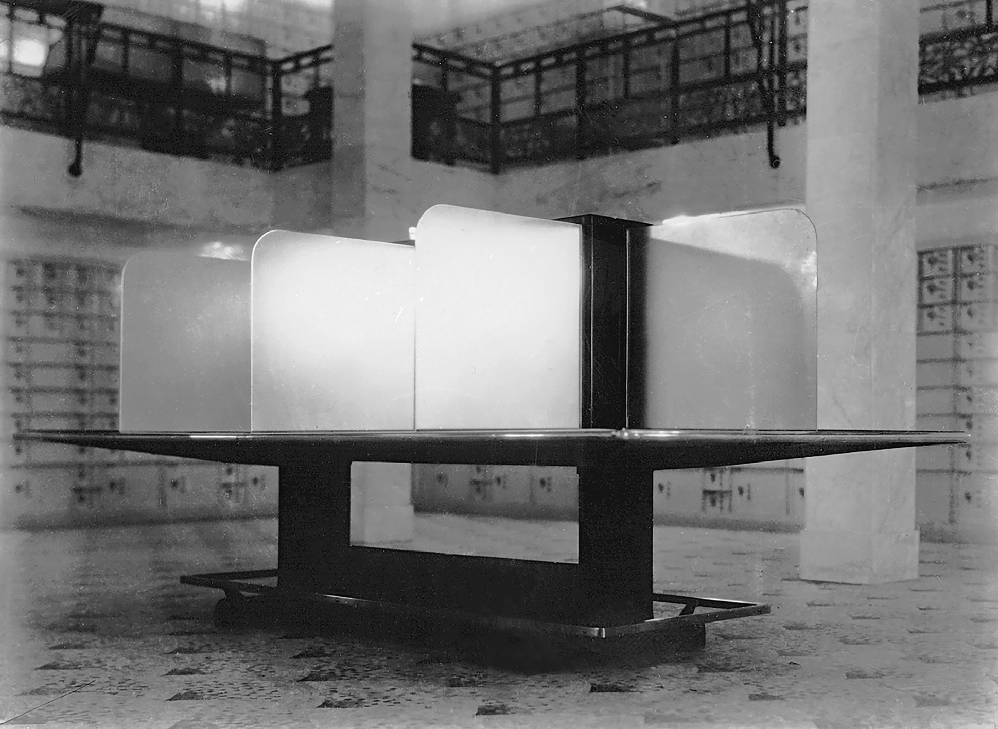 Salle des coffres avec grande table éclairante, 1931. Banque d’Alsace-Lorraine, Nancy (R. Oudeville, arch., 1927-1930).