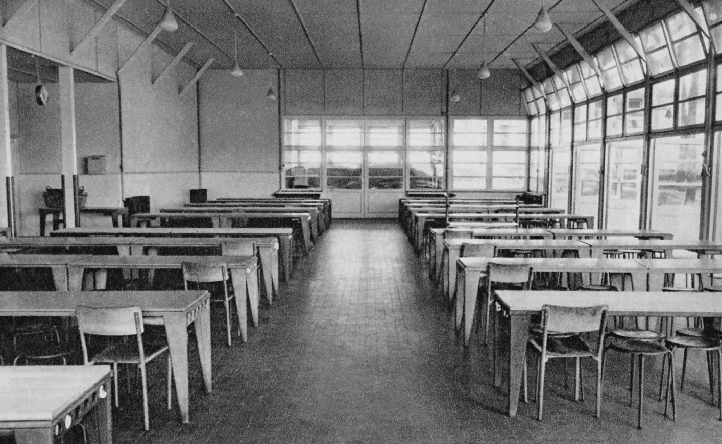 Colonie sanitaire de Saint-Brévin-l’Océan (J. et M. André, arch., 1939). Réfectoire équipé de tables à pieds profilés, c. 1940.