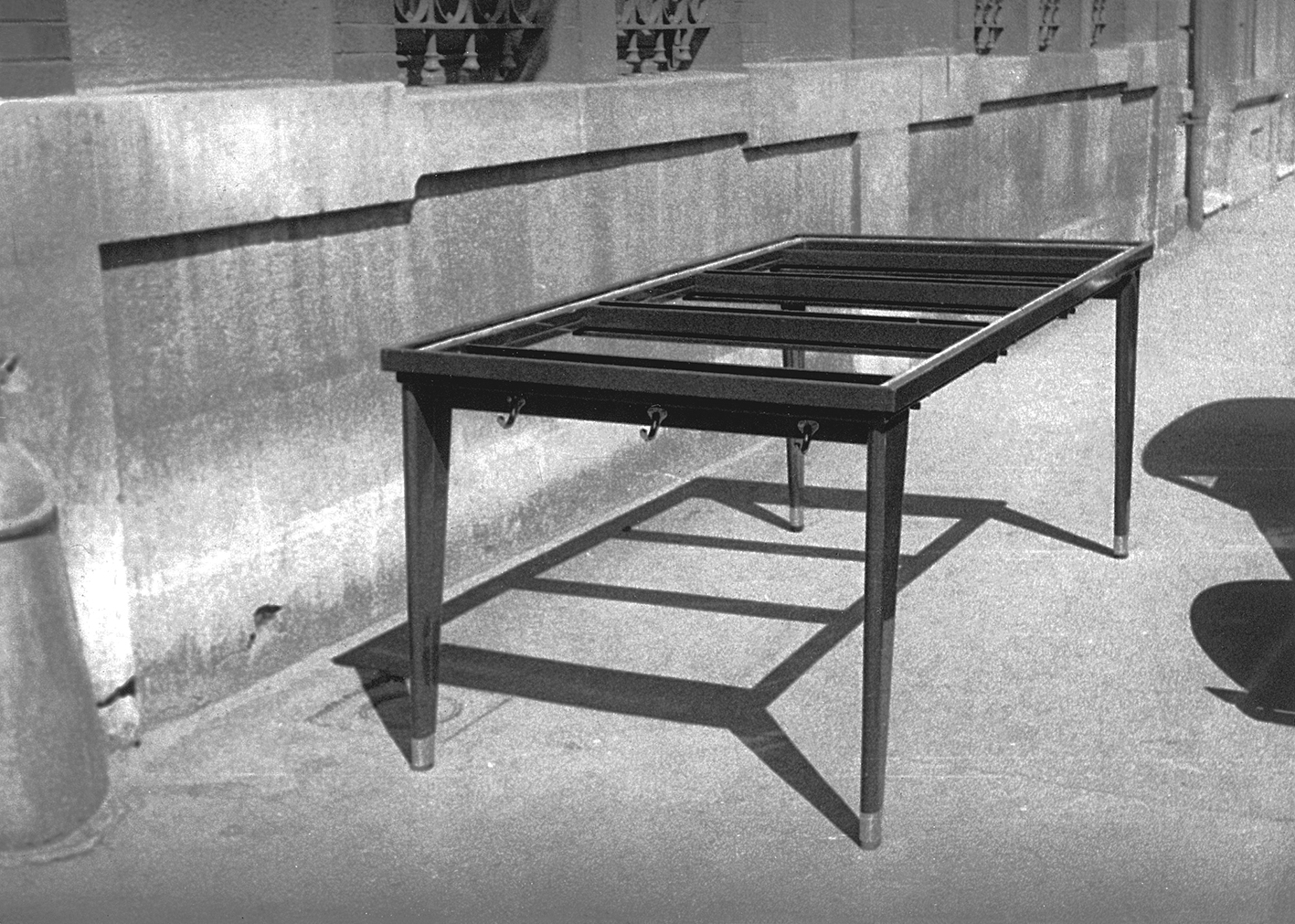 Structure of table for the refectory of the SNCASE, Marseille-Marignane (architect J. Rozan, 1939). View in front of the workshop, Nancy, ca. 1939.