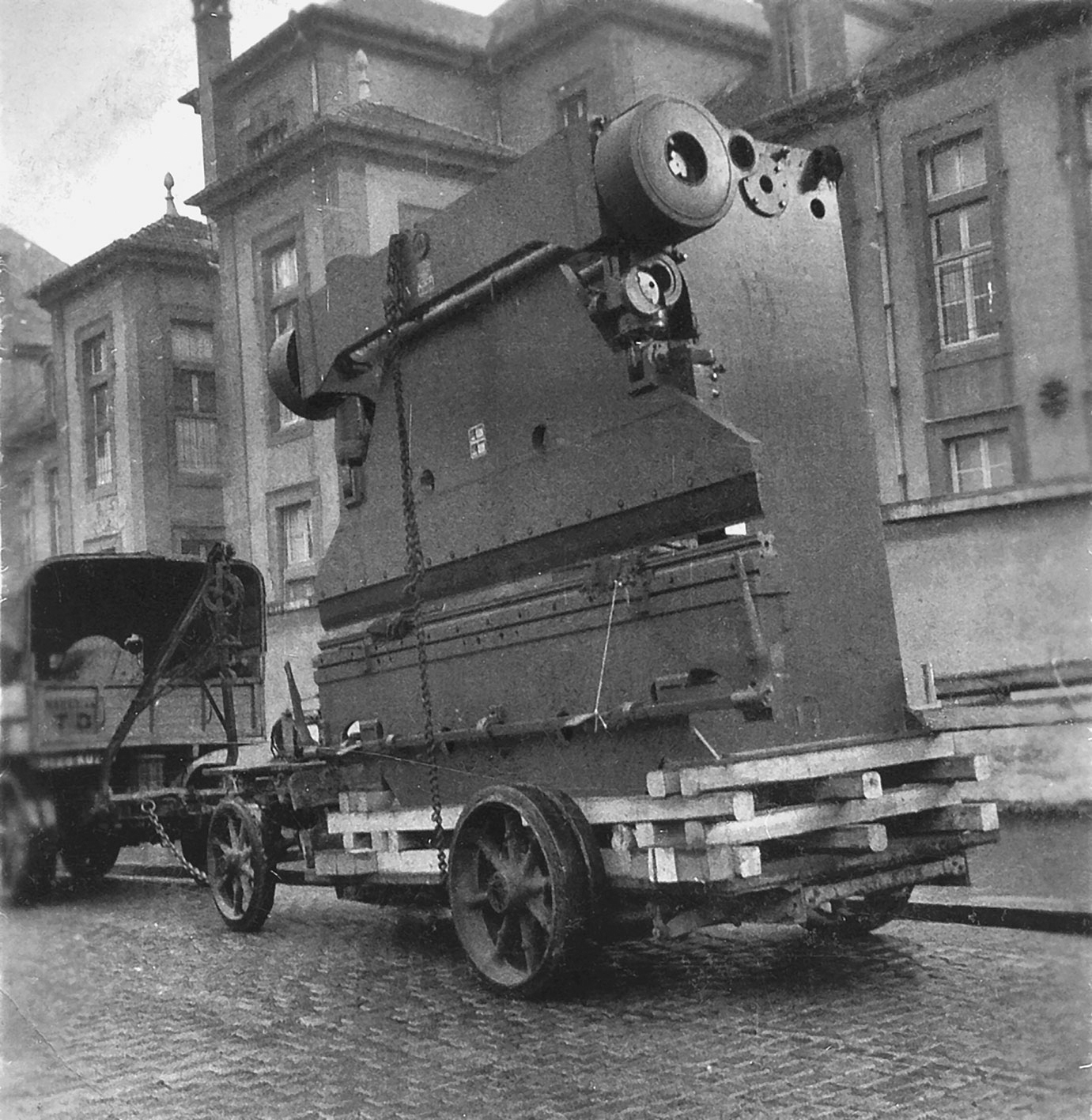 Transporting the Pels metal pressing and bending machine, Rue des Jardiniers, Nancy, 1936.
