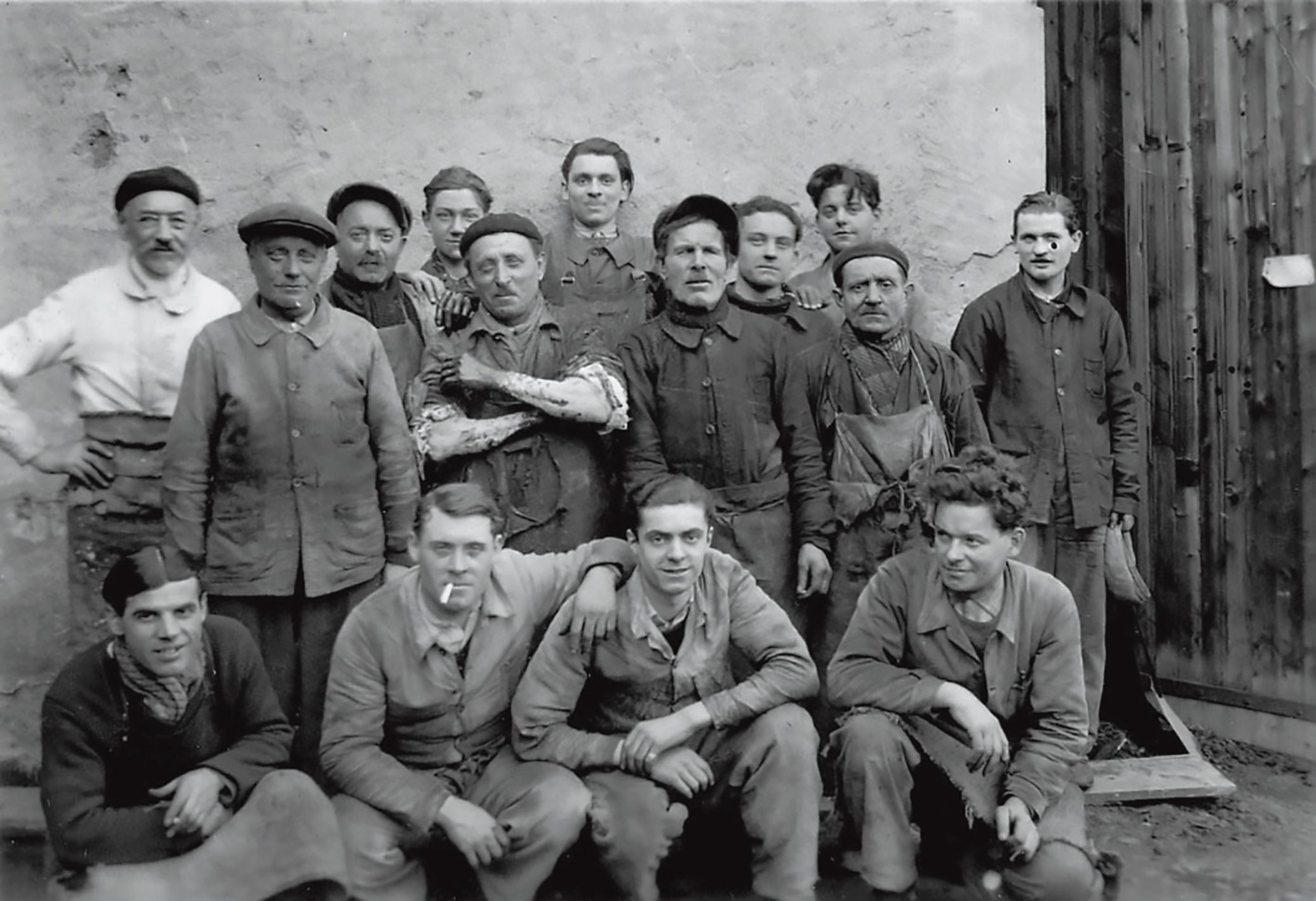 Groupe d’ouvriers devant l’atelier, c. 1939.