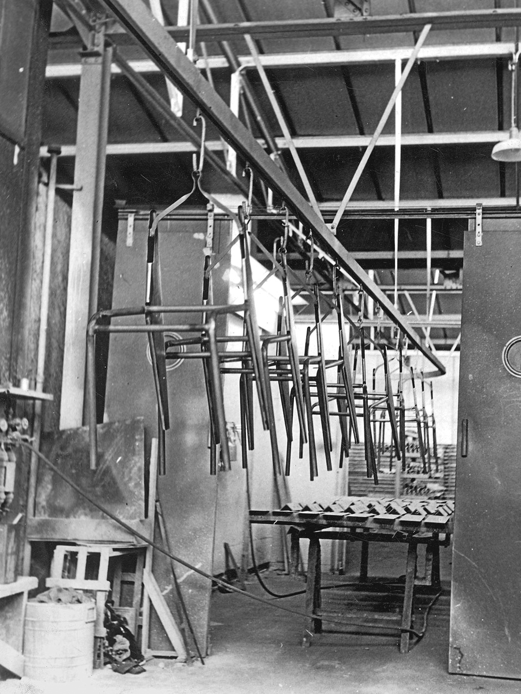 Châssis de chaises Métropole n° 305 préparés pour la peinture, c. 1952.