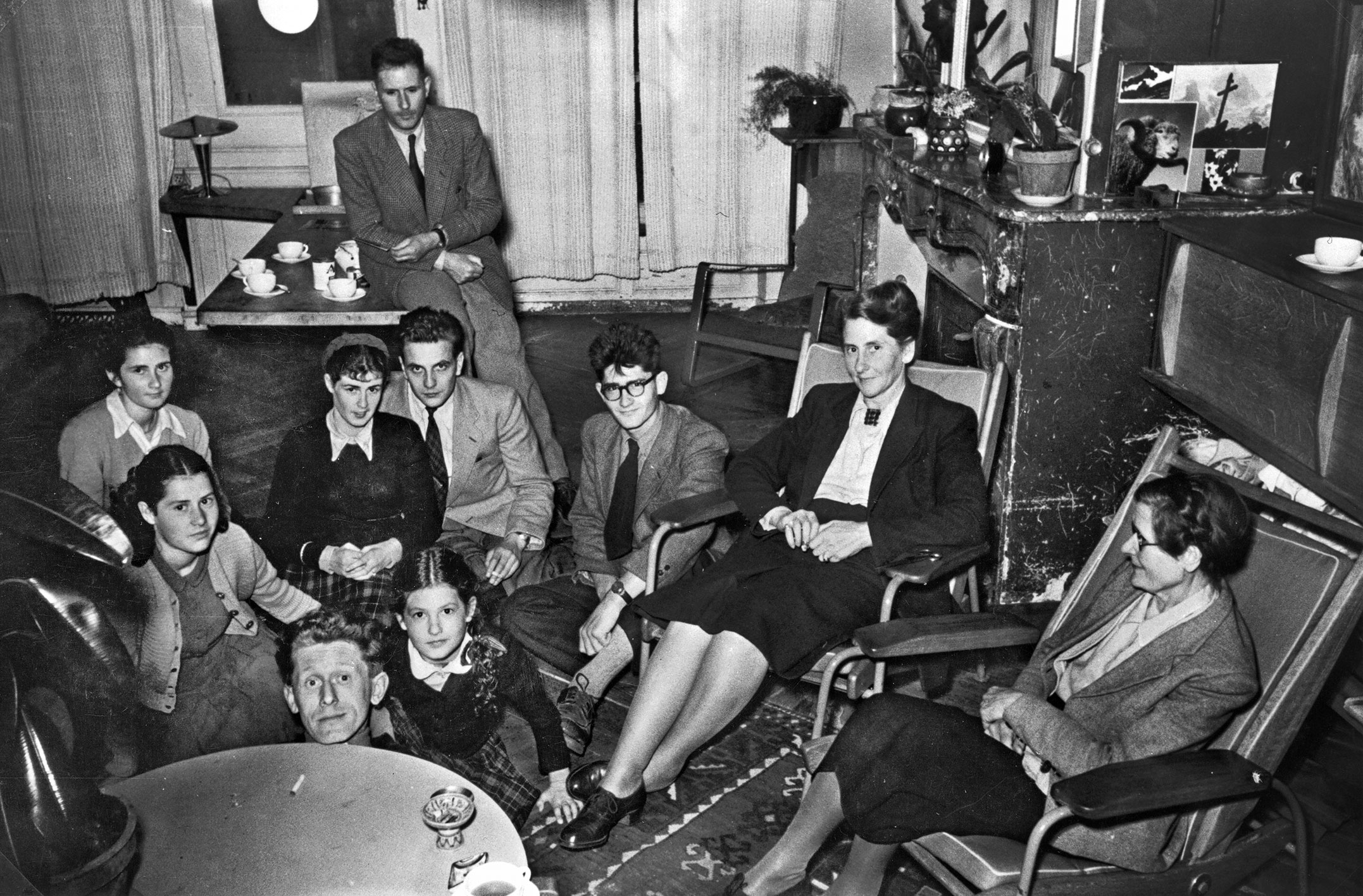 Appartement de la famille Prouvé, place de la Carrière, Nancy, c. 1949. La pièce à vivre avec des fauteuils Visiteur ; le fauteuil Visiteur à lattes du premier plan est une variante à dossier inclinable.