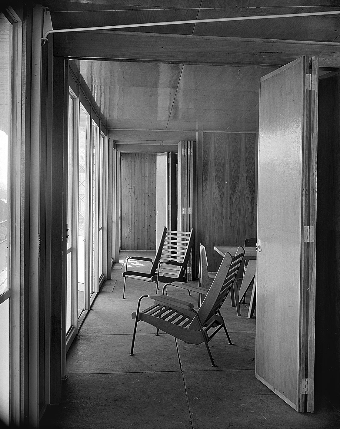 Maison-témoin des Ateliers Jean Prouvé, chantier d’expériences de Noisy-le-Sec (H. Prouvé, arch., 1946-1947), fauteuils Visiteur FV 11.