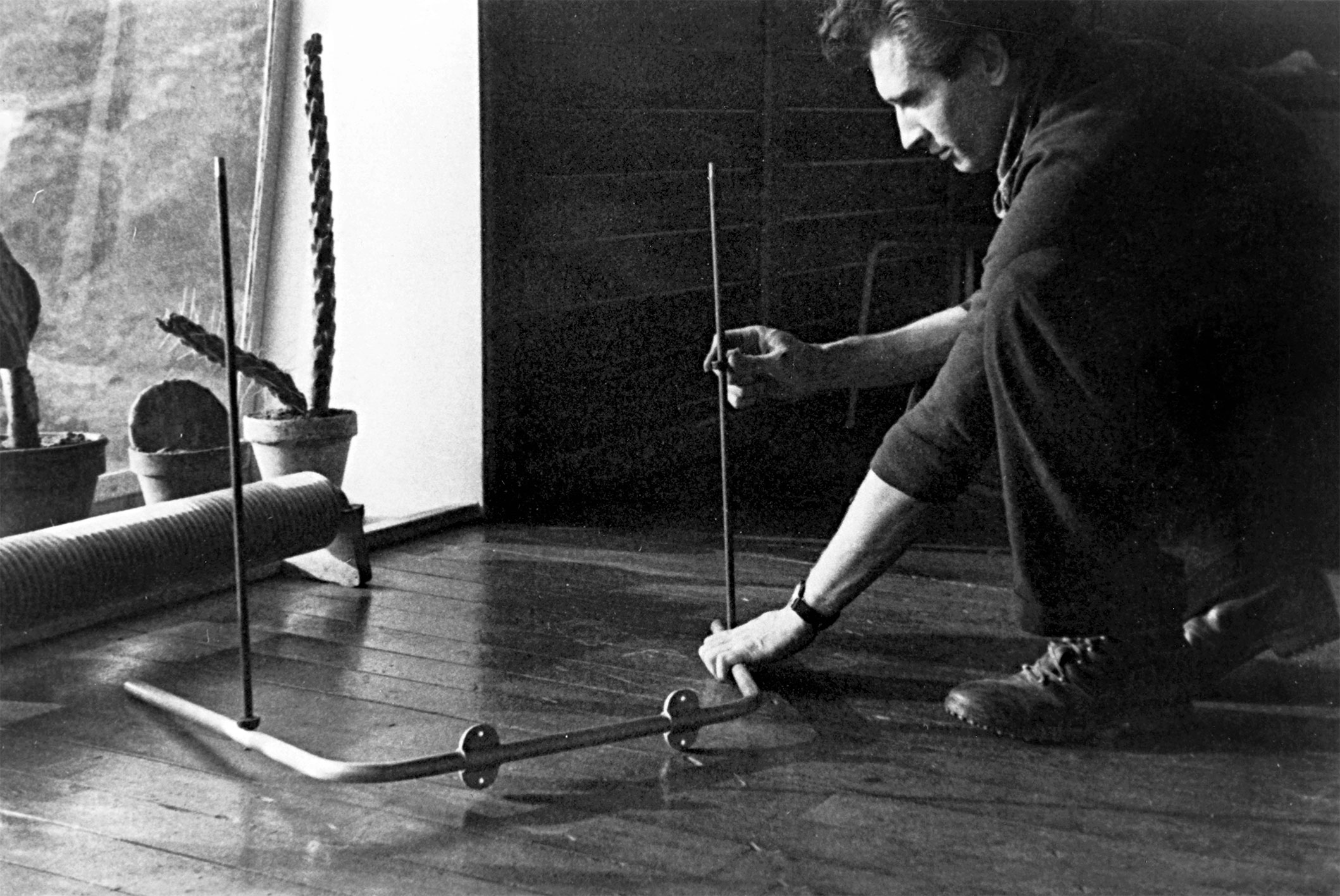 Fauteuil Visiteur Métropole FV 12. Démonstration du montage par André Le Stang, collaborateur des Ateliers Jean Prouvé, dans le bureau de Jean Prouvé à Maxéville, c. 1949.