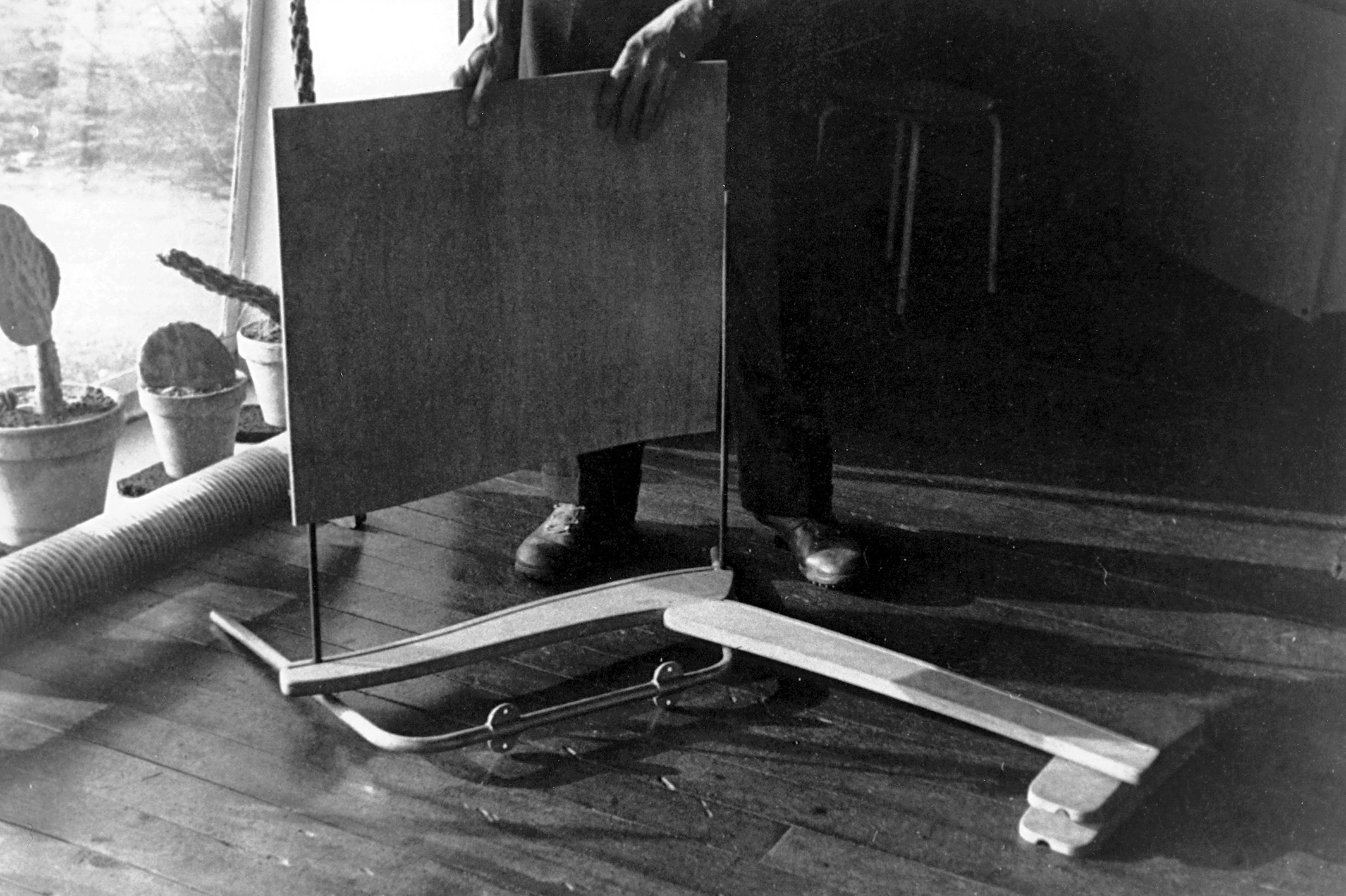 Visiteur Métropole FV 12 armchair. Demonstration of assemblage by André Le Stang, employee of the Ateliers Jean Prouvé, in Jean Prouvé’s office in Maxéville, ca. 1949.