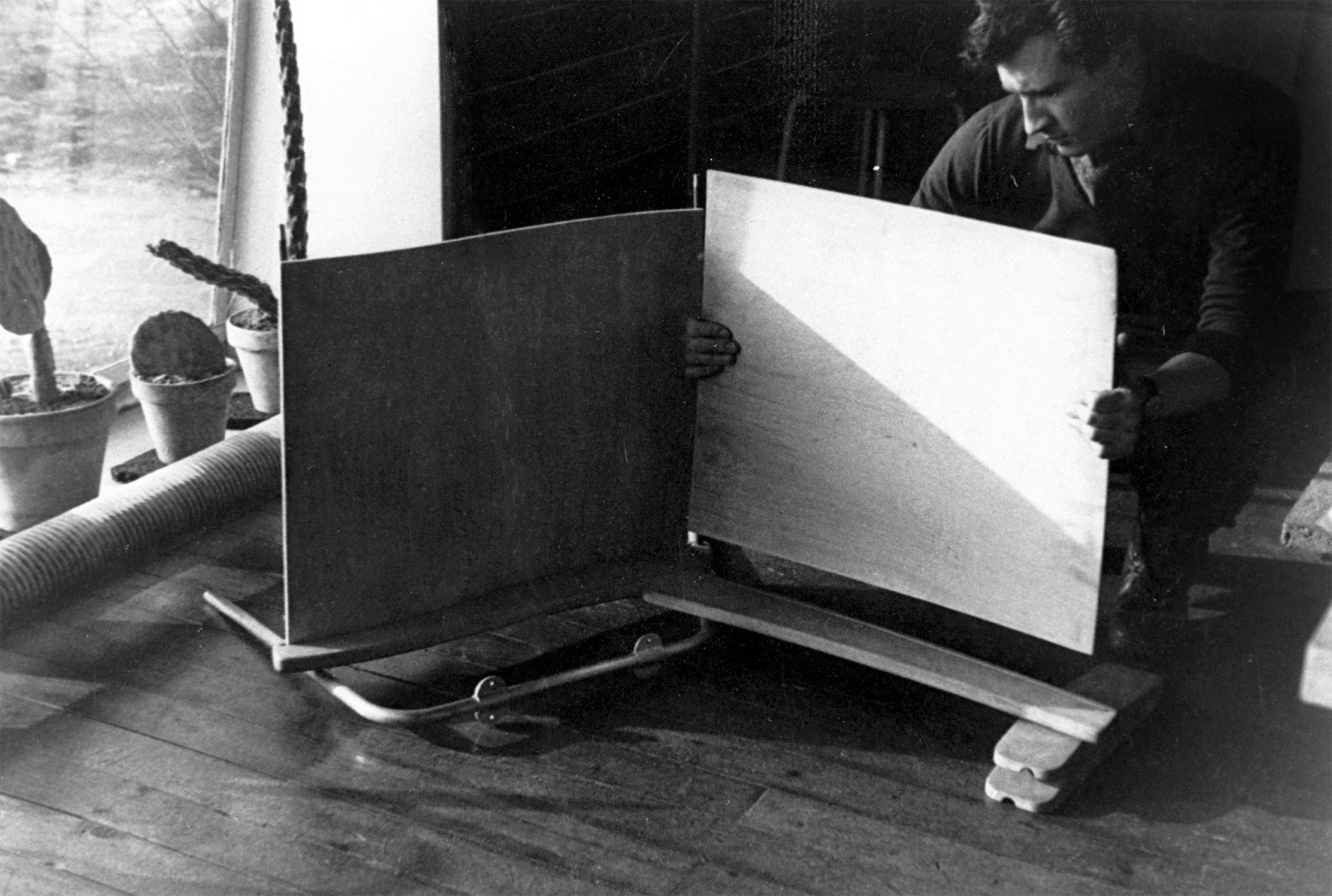 Visiteur Métropole FV 12 armchair. Demonstration of assemblage by André Le Stang, employee of the Ateliers Jean Prouvé, in Jean Prouvé’s office in Maxéville, ca. 1949.