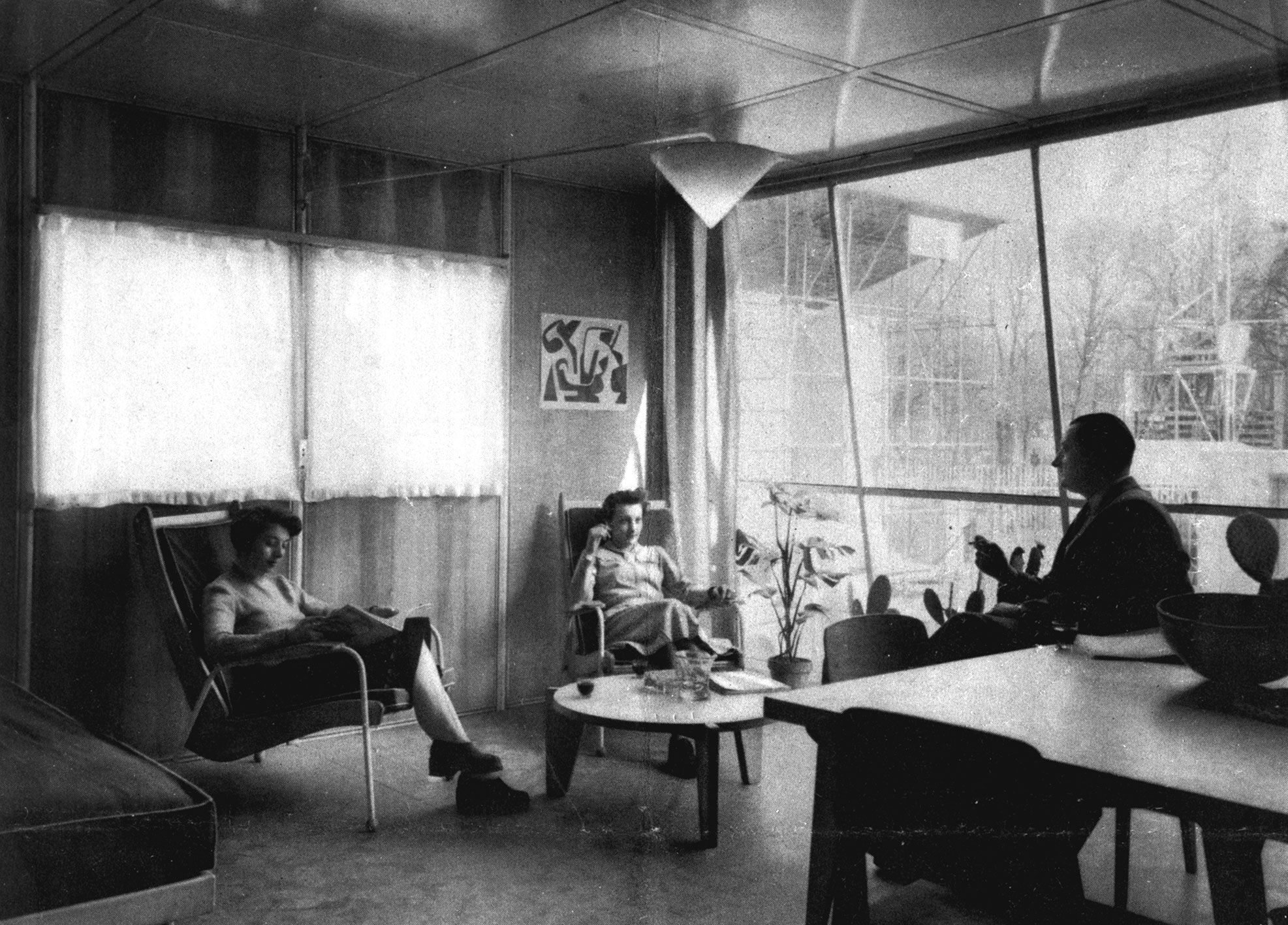 Prototype of the Métropole house presented by the Ateliers Jean Prouvé at the Salon des Arts Ménagers, Paris, 1950 (architect H. Prouvé). Living room corner furnished with Visiteur FV 12 armchairs.
