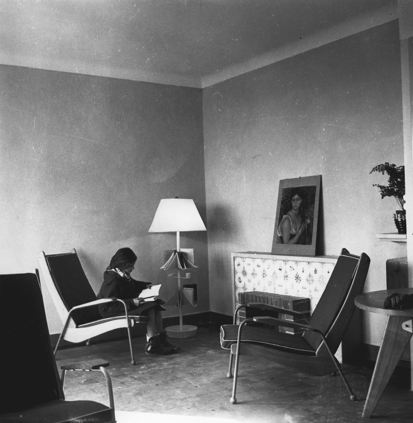 Model apartment presented by the Ministère de la Reconstruction, furnished with Visiteur FV 13 armchairs, ca. 1950.