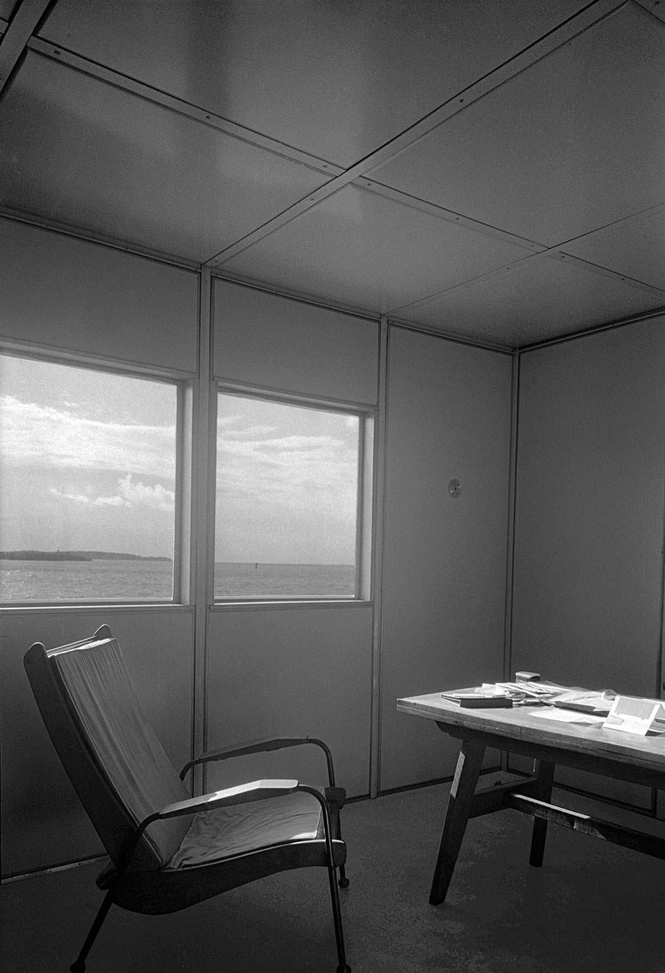 Maison Métropole, Royan (H. Prouvé, arch., 1950). Bureau de l’architecte Marc Quentin, meublé d’un fauteuil Visiteur FV 12, c. 1951.