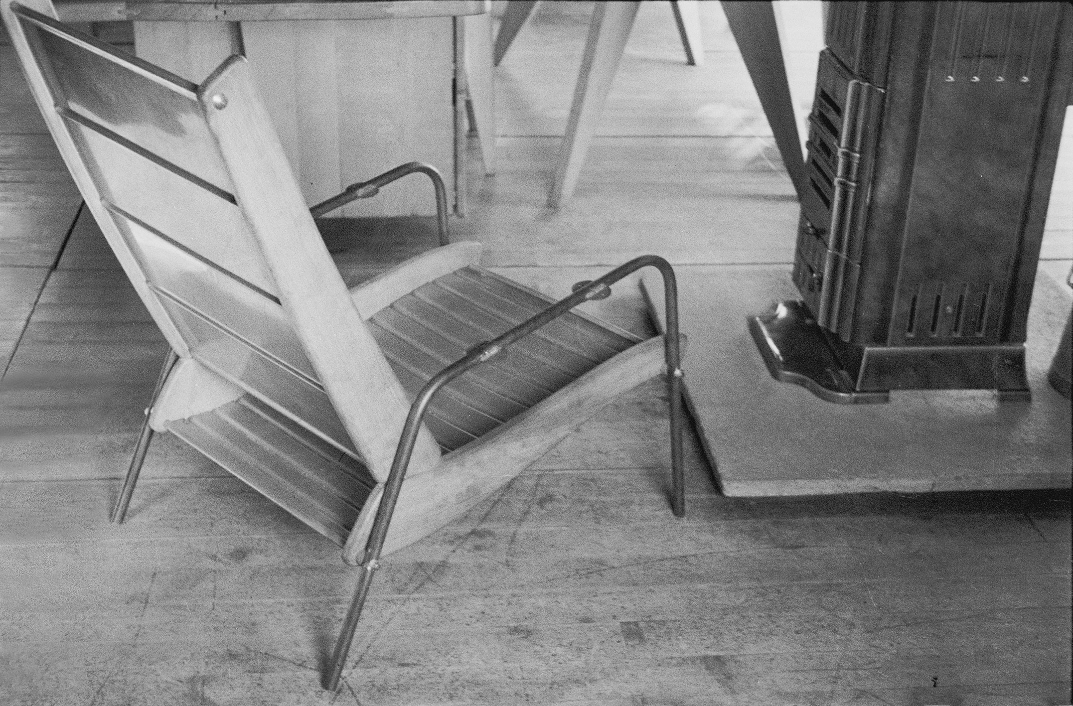 Fauteuil Colonial FC 10, assise et dossier en tôle d’aluminium. Prototype à l’atelier, c. 1949.