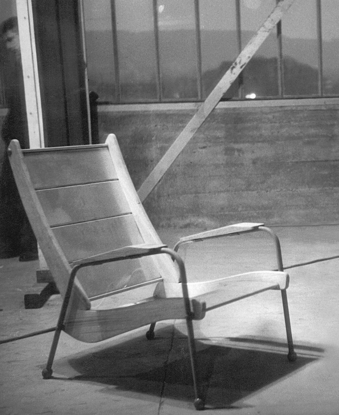 Colonial FC 10 armchair, ca. 1949. Prototype in the workshop.