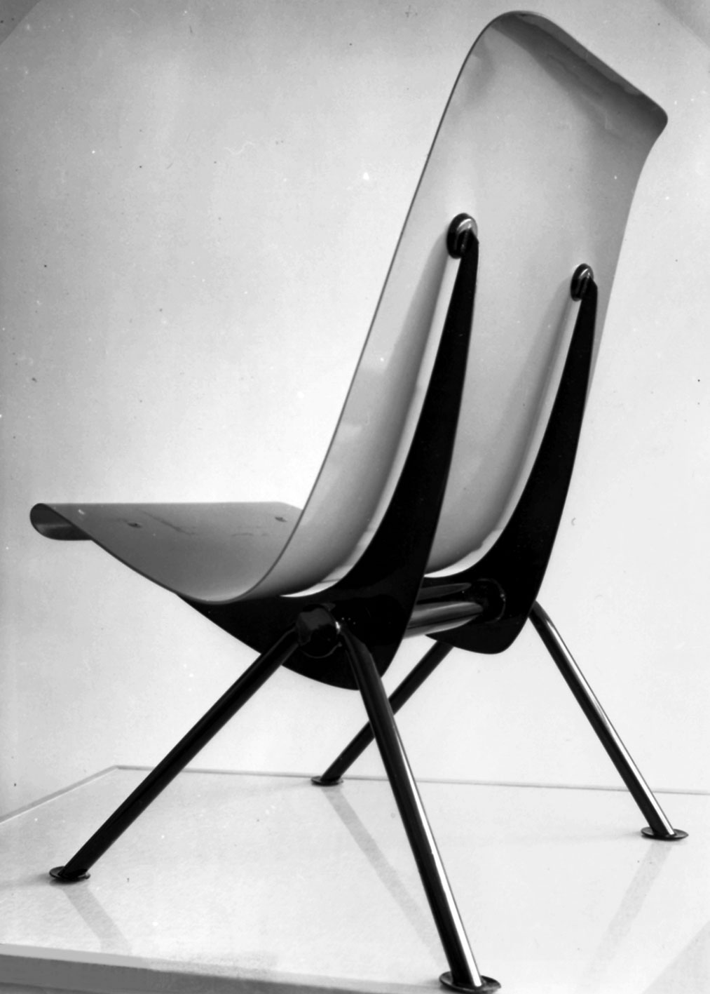 Fauteuil Léger n° 356, 1955. Prototype présenté au concours pour l’aménagement des chambres de la cité universitaire d’Antony.