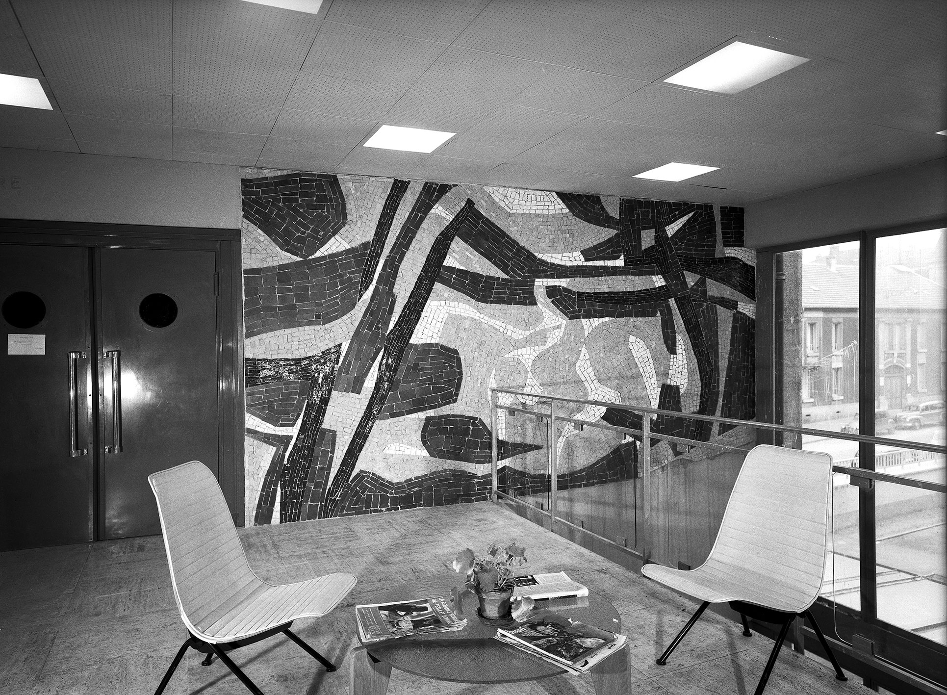 Centre de réadaptation fonctionnelle, Nancy (R. Lamoise et R. Malot, arch., 1955-1958). Coin-conversation meublé avec des Fauteuils Légers n° 356 coussinés de similicuir.