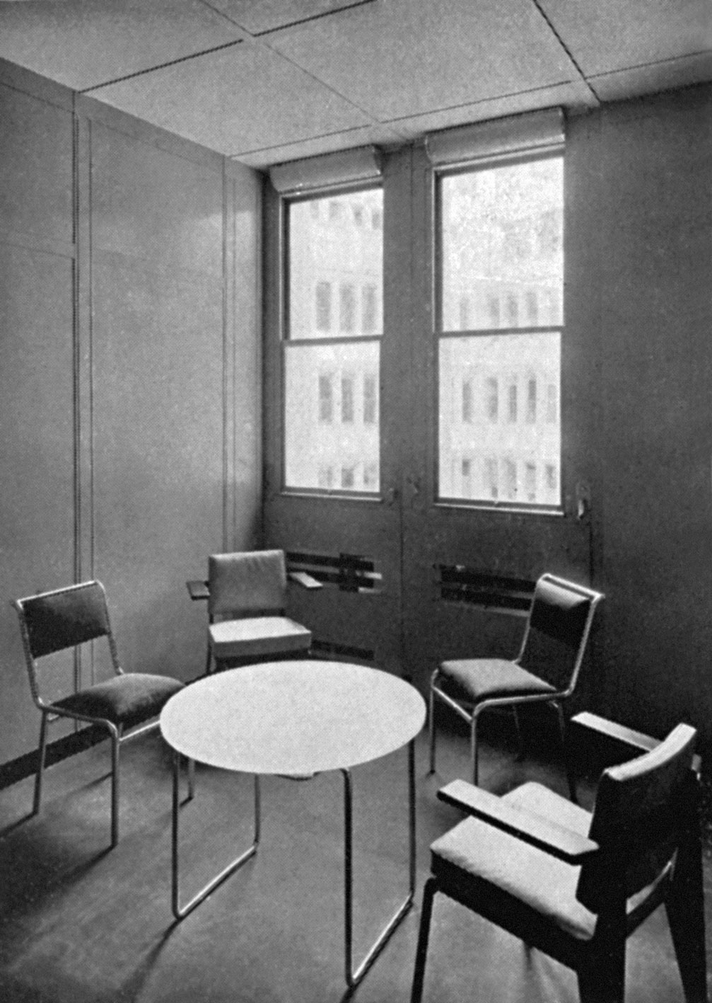 CPDE, Paris (U. Cassan, arch., P. Bey et M. Bovis, décorateurs, 1932-1934). La salle d’attente équipée de deux fauteuils de bureau CPDE, c. 1935.